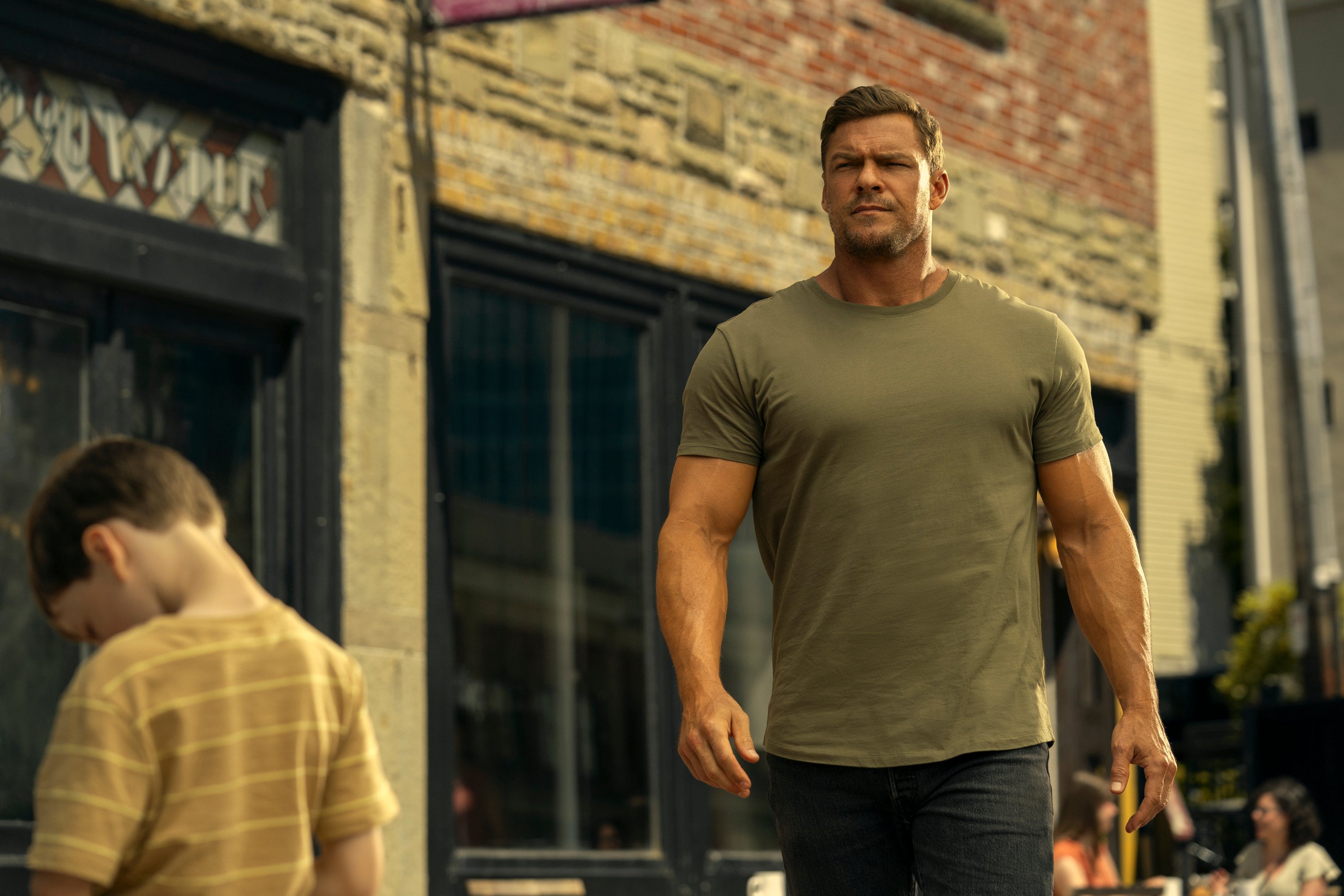 I tried Reacher star Alan Ritchson’s three-move workout for bigger arms and shoulders