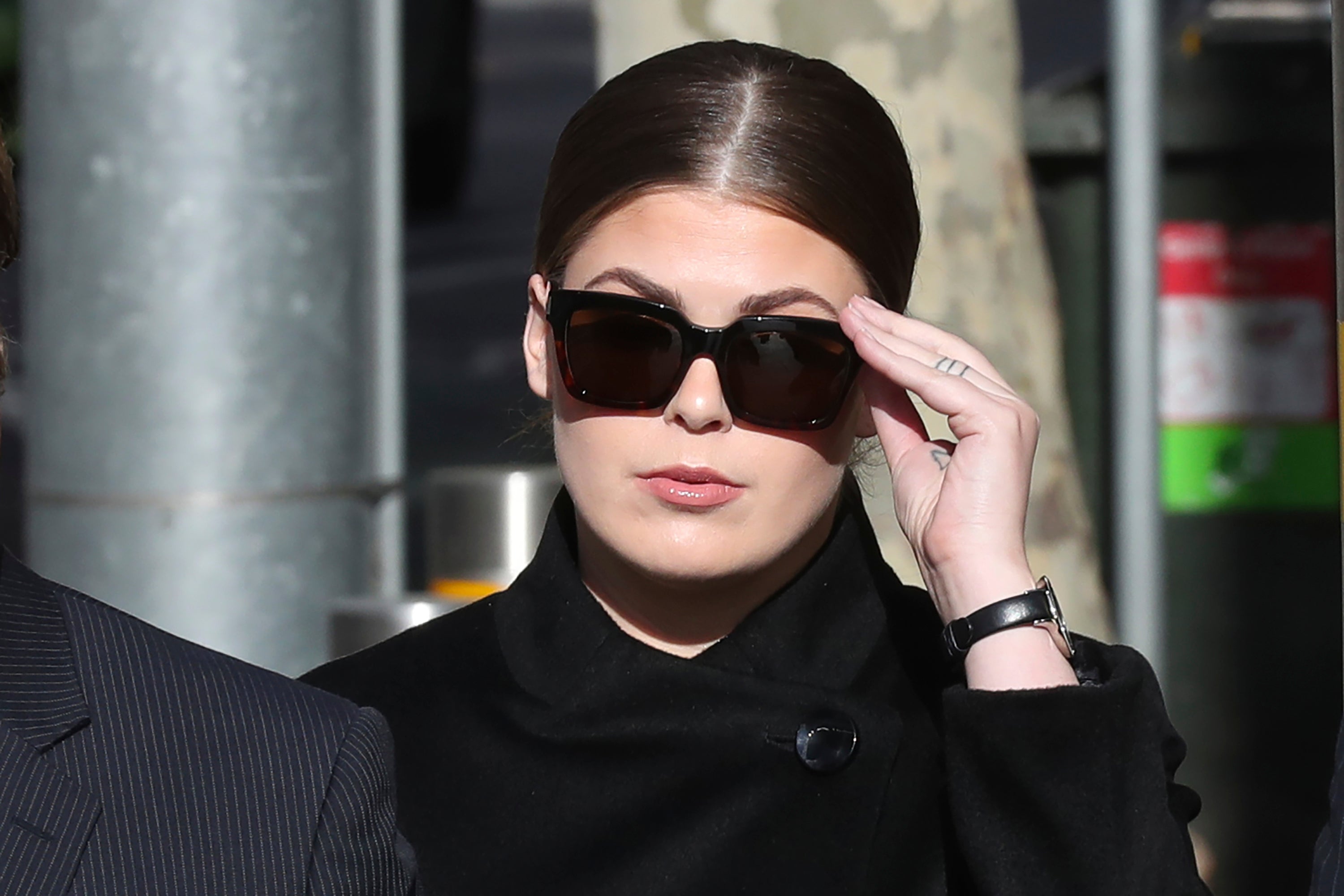 Belle Gibson dorazí na federální soud v Melbourne v roce 2019