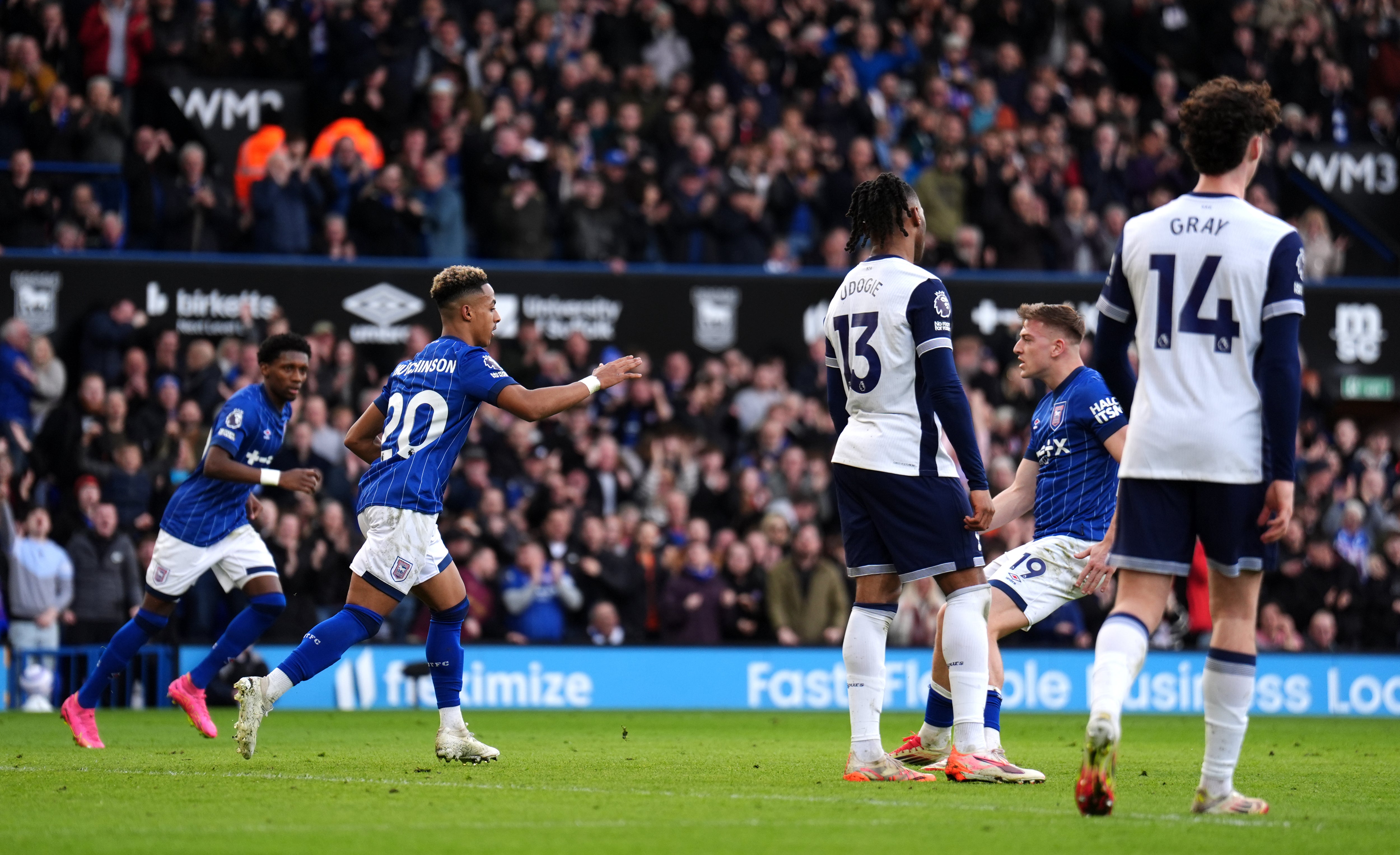 Omari Hutchinson celebrates his goal (John Walton/PA)