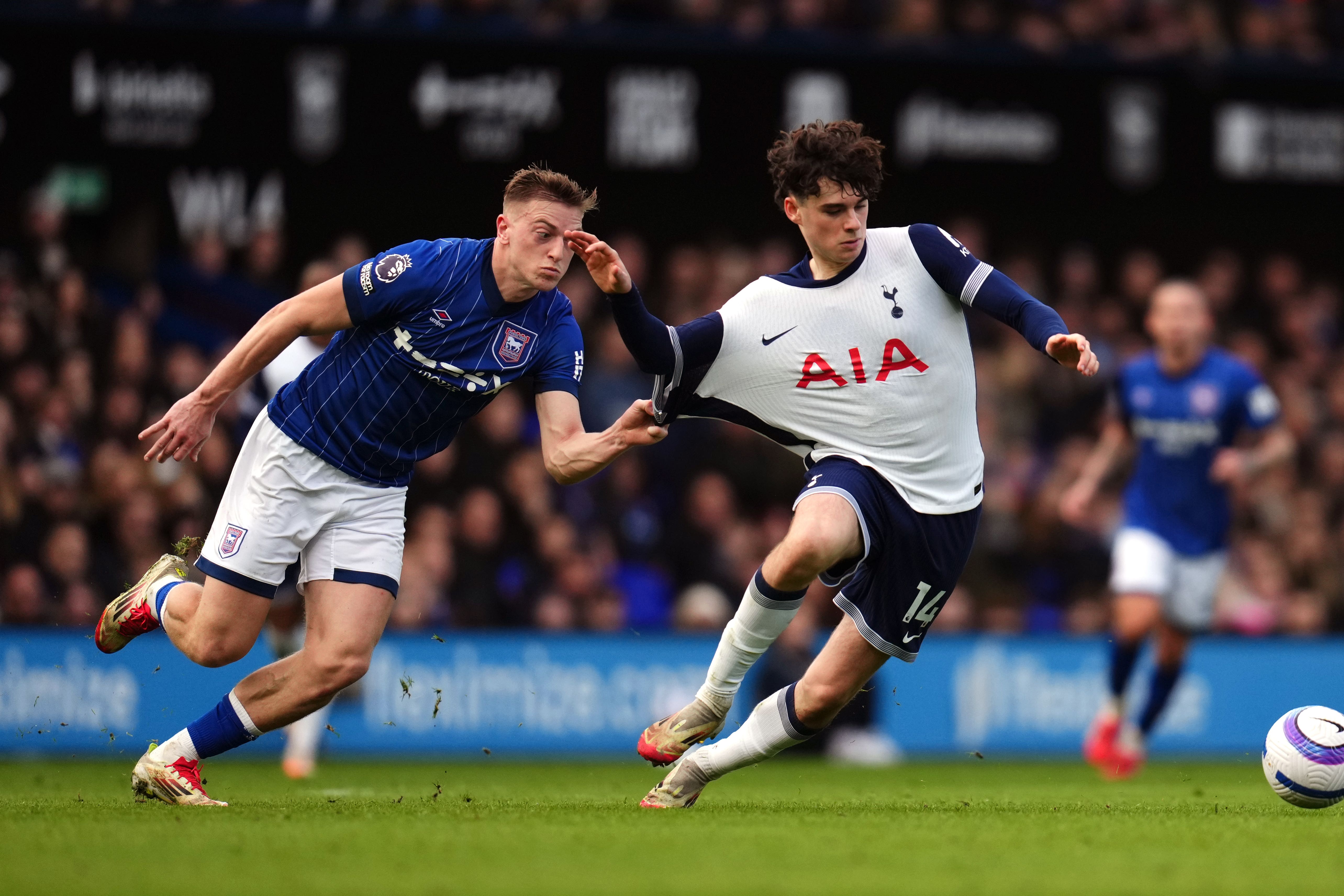 Archie Gray held firm against Liam Delap after a difficult start
