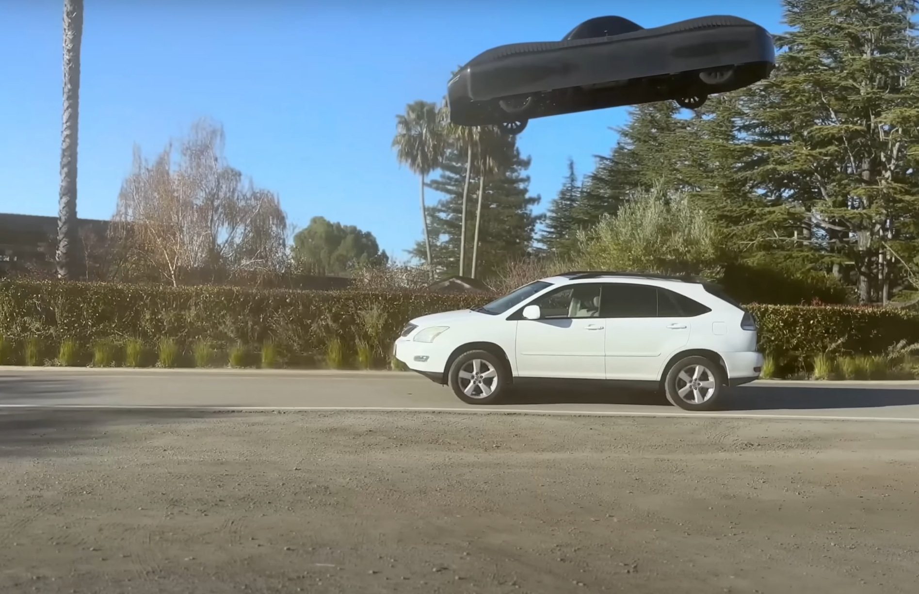 Modelo de Alef Zero voa sobre um carro estacionado em uma estrada da Califórnia