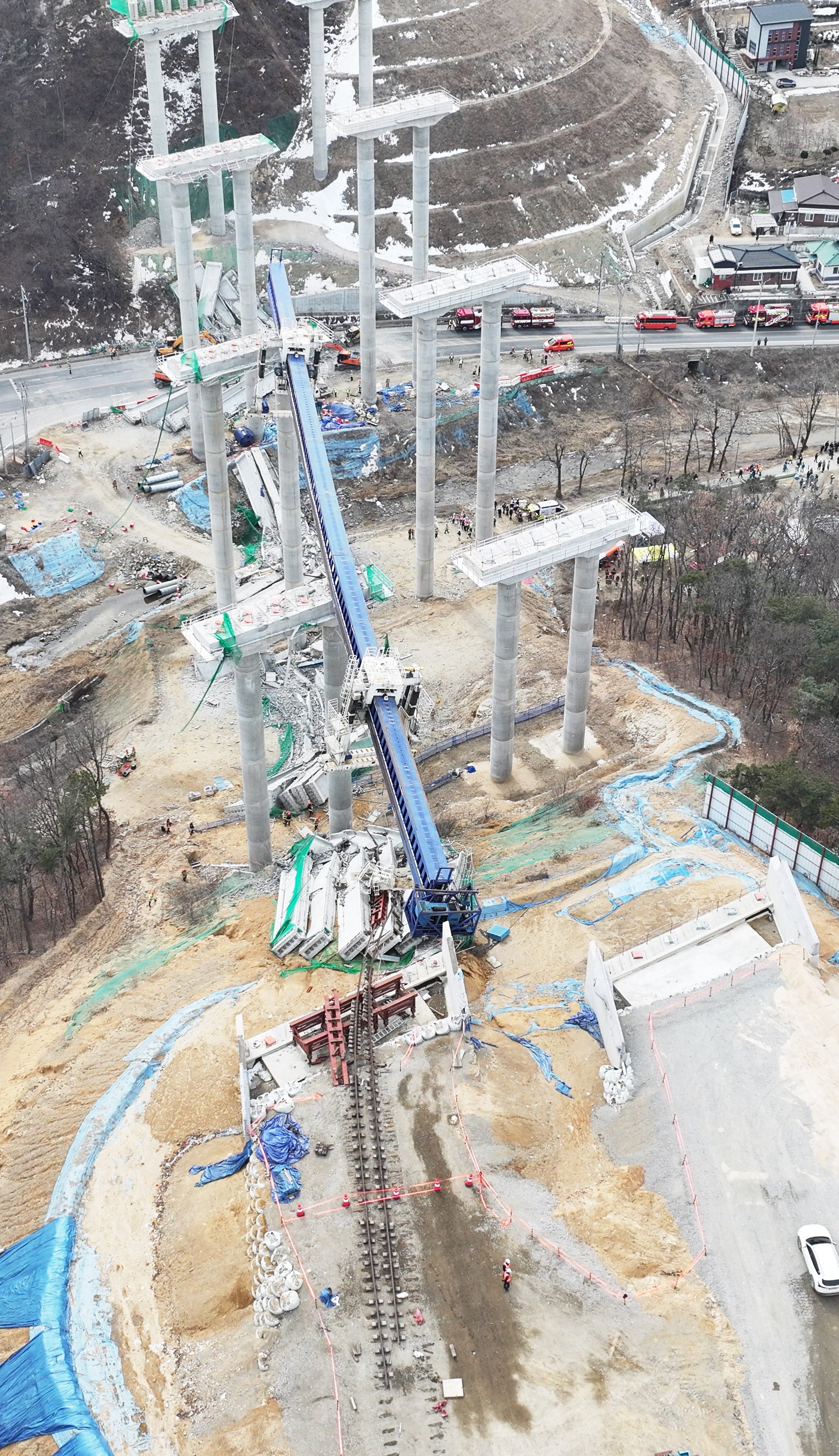 Bridge collapse at highway construction site leaves four people dead