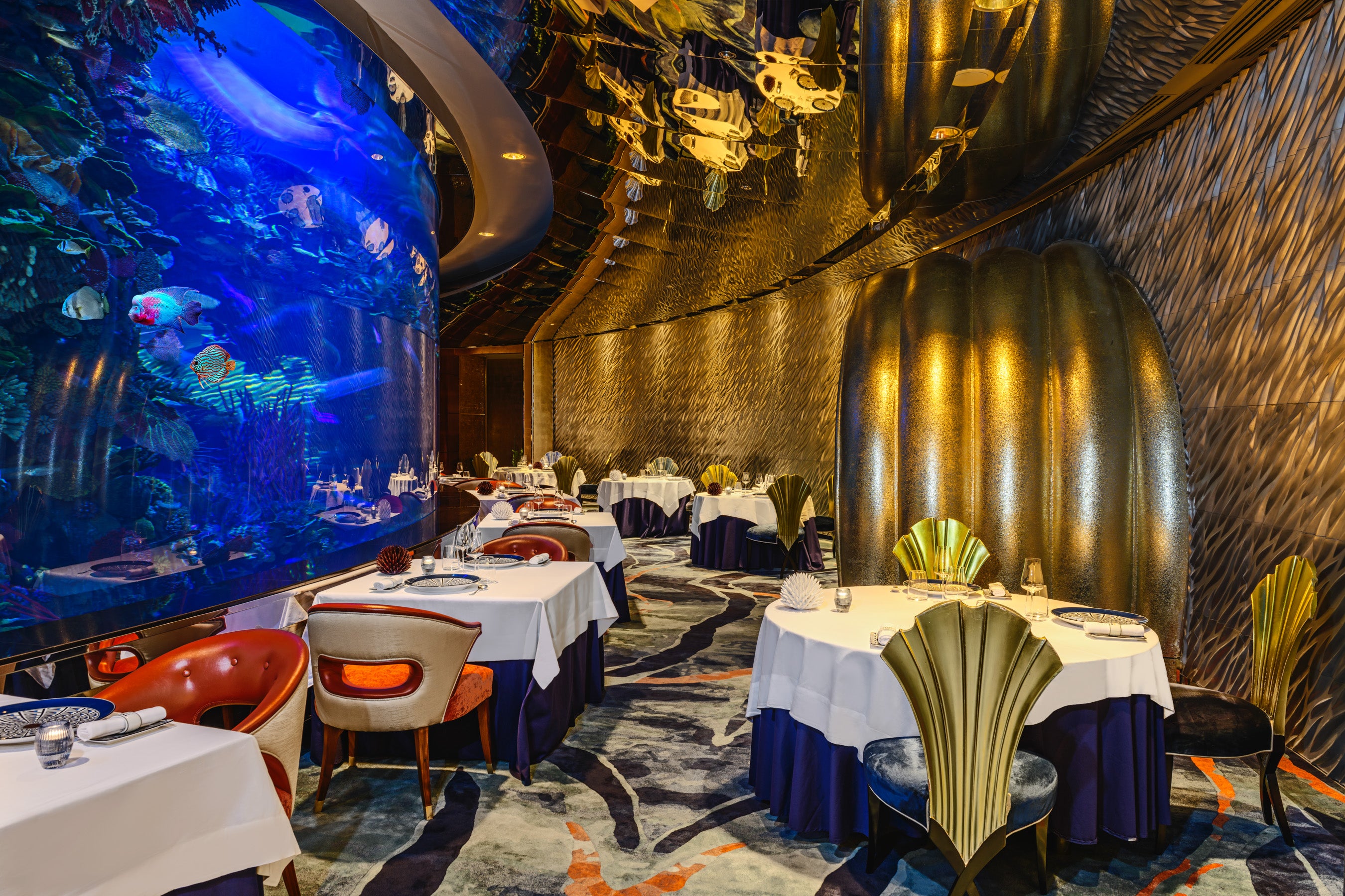 Marvel at the marine life at Ristorante L’Olivo at Al Mahara