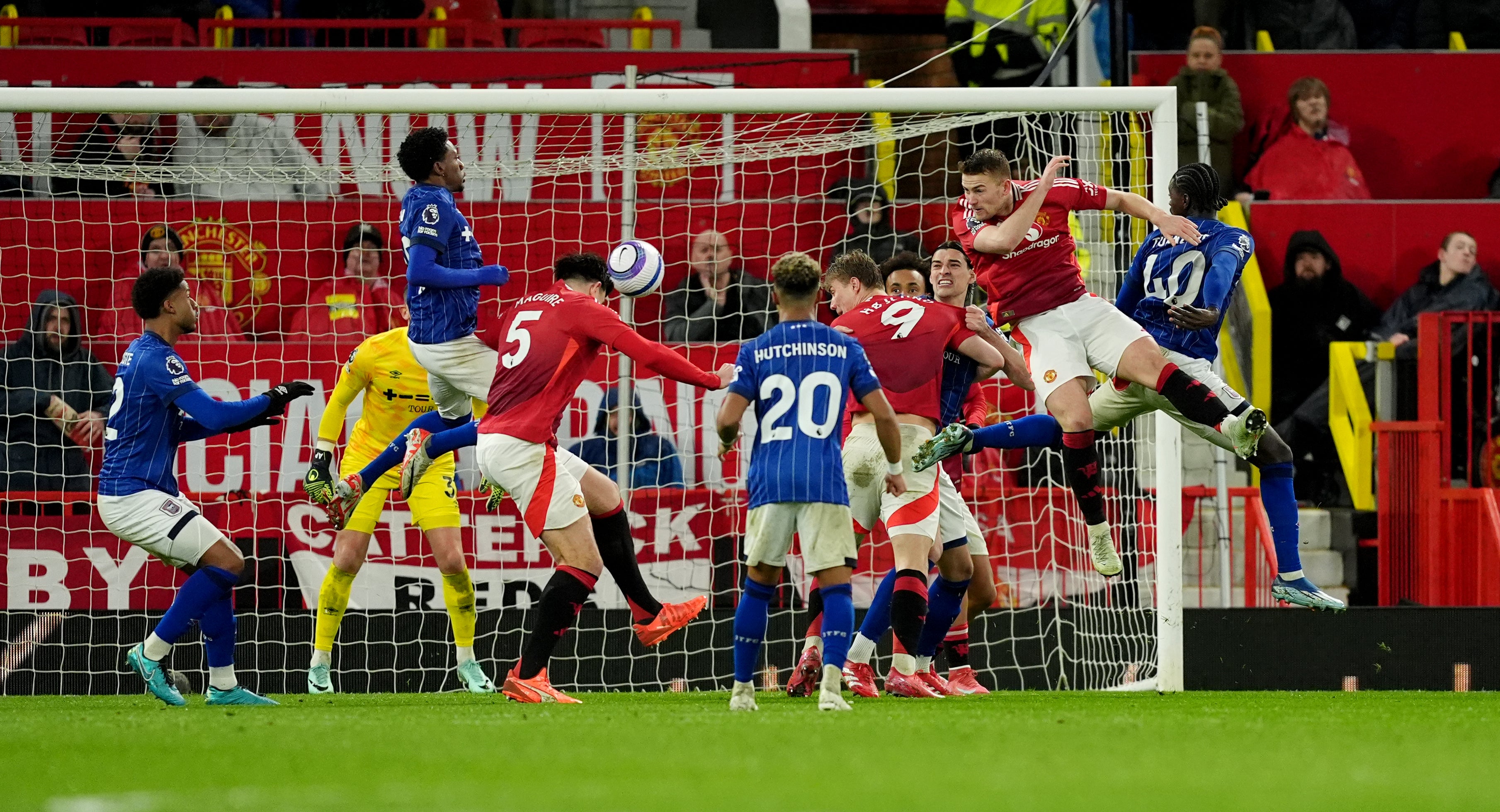 Harry Maguire skóre vítěze ve druhé polovině pro Man United