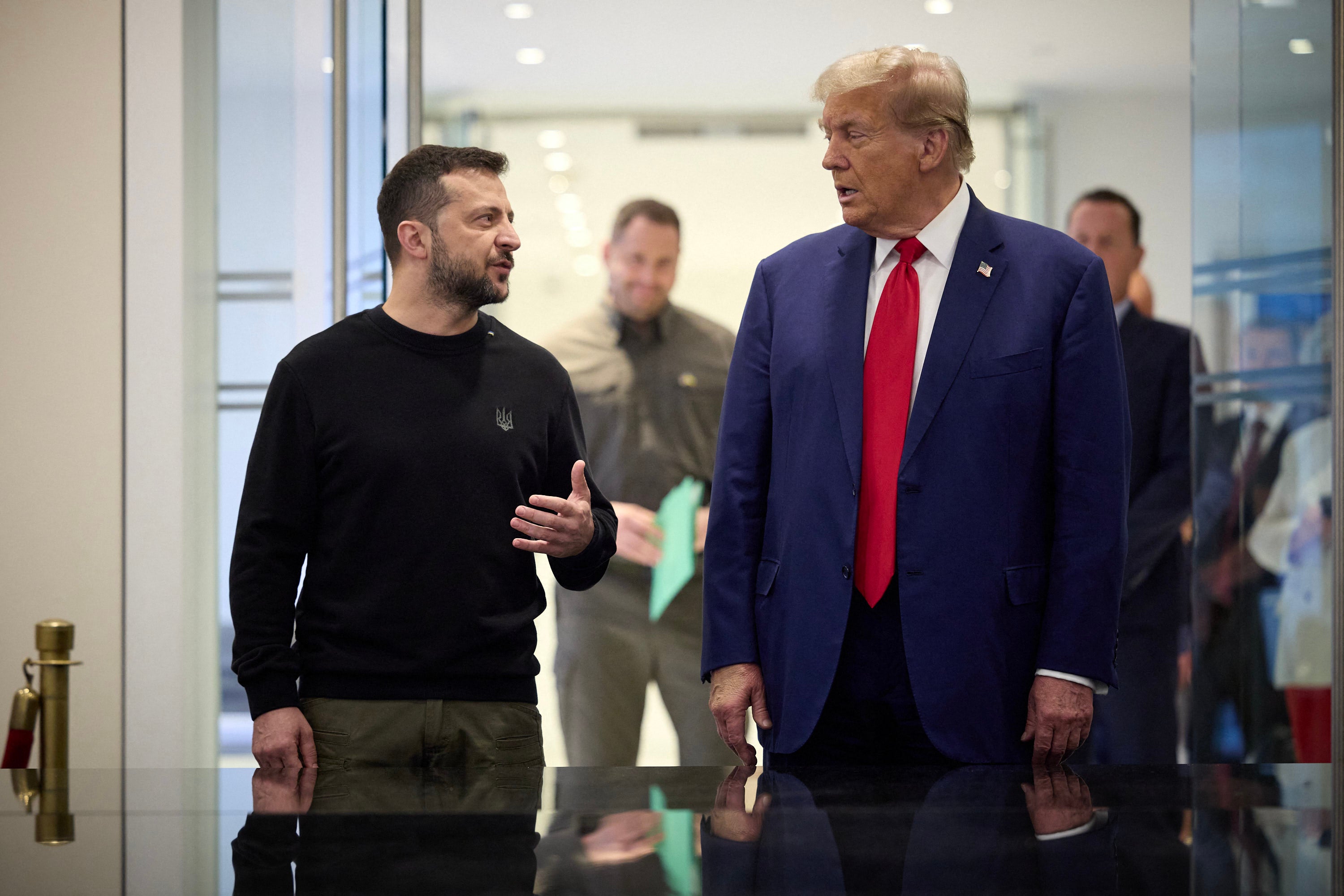 Ukrainian President Volodymyr Zelensky (L) and Republican presidential nominee former US President Donald Trump meeting on September 27, 2024 in New York