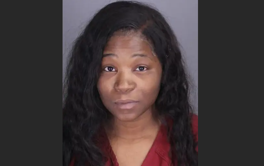 Kelli Bryant, mãe de três filhos em Michigan, foi acusada de três acusações de abuso infantil em primeiro grau depois que seus três filhos foram encontrados morando sozinhos em uma casa suja por até cinco anos