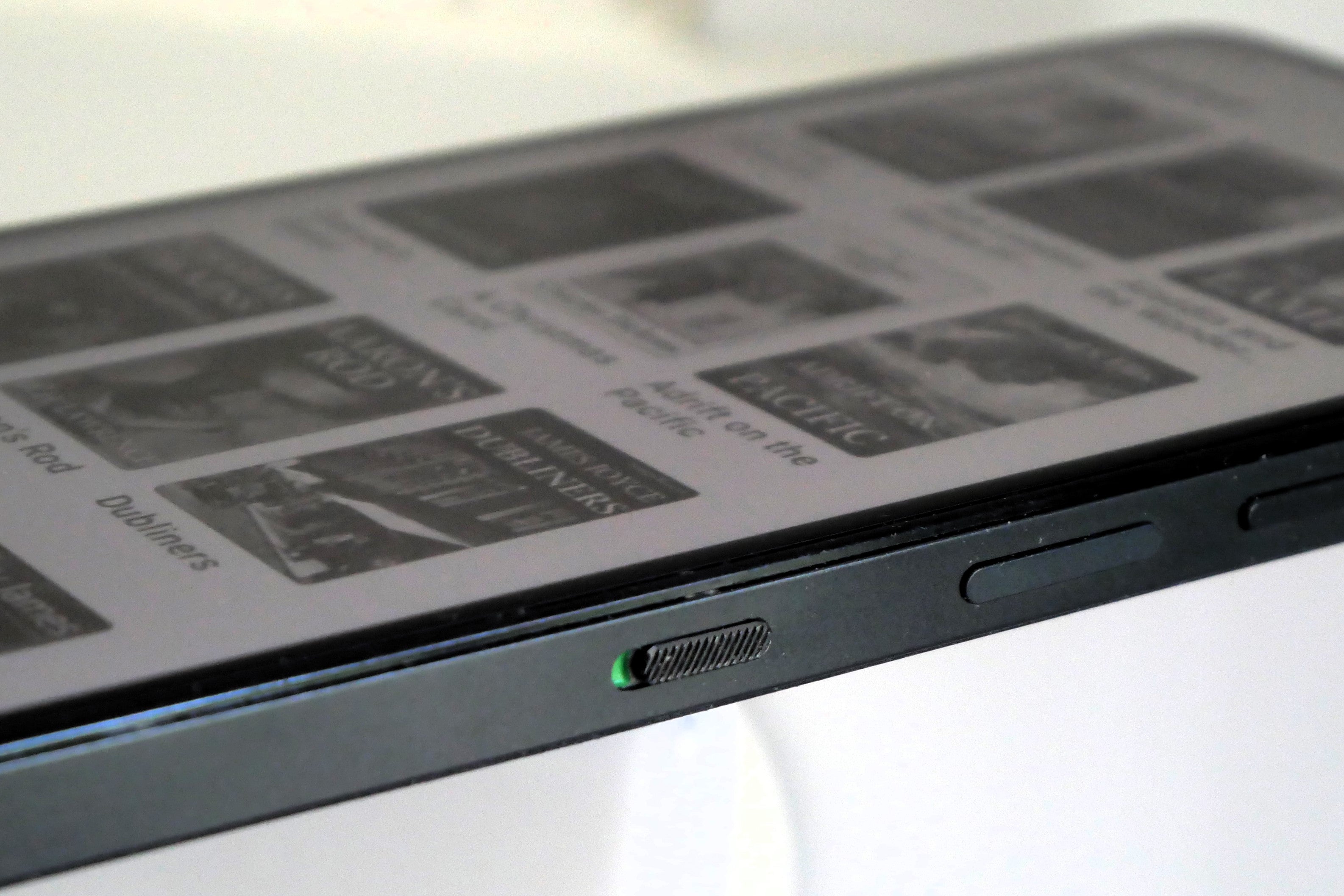 The switch on the side of the TCL 50 NXTPaper 5 G, which transforms the screen into a paper-like e-reader, while also blocking social media apps and notifications