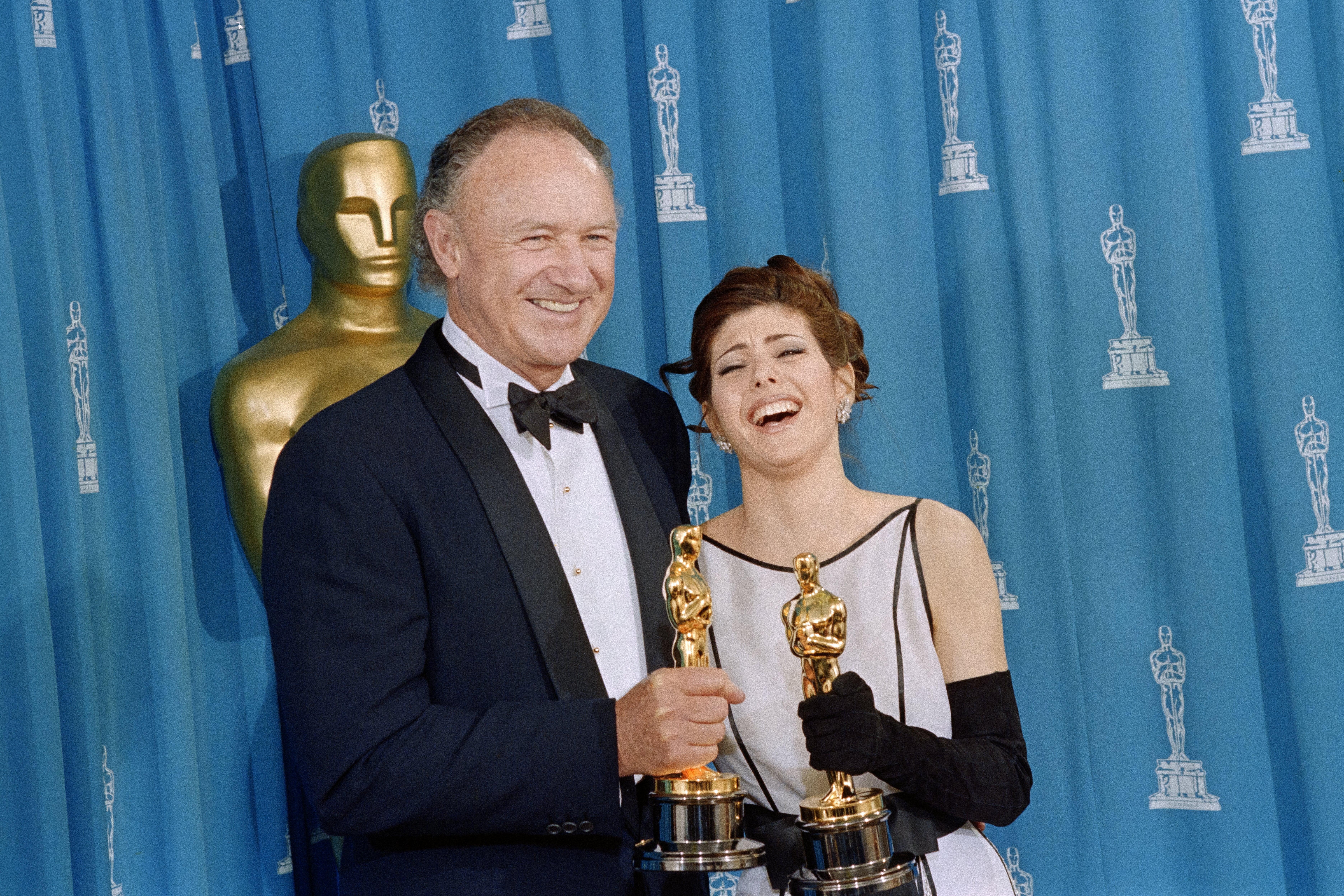 Gene Hackman (L) and US actress Marisa Tomei posing with their oscars shortly after being respectively awarded best supporting actor and best supporting actress in Los Angeles