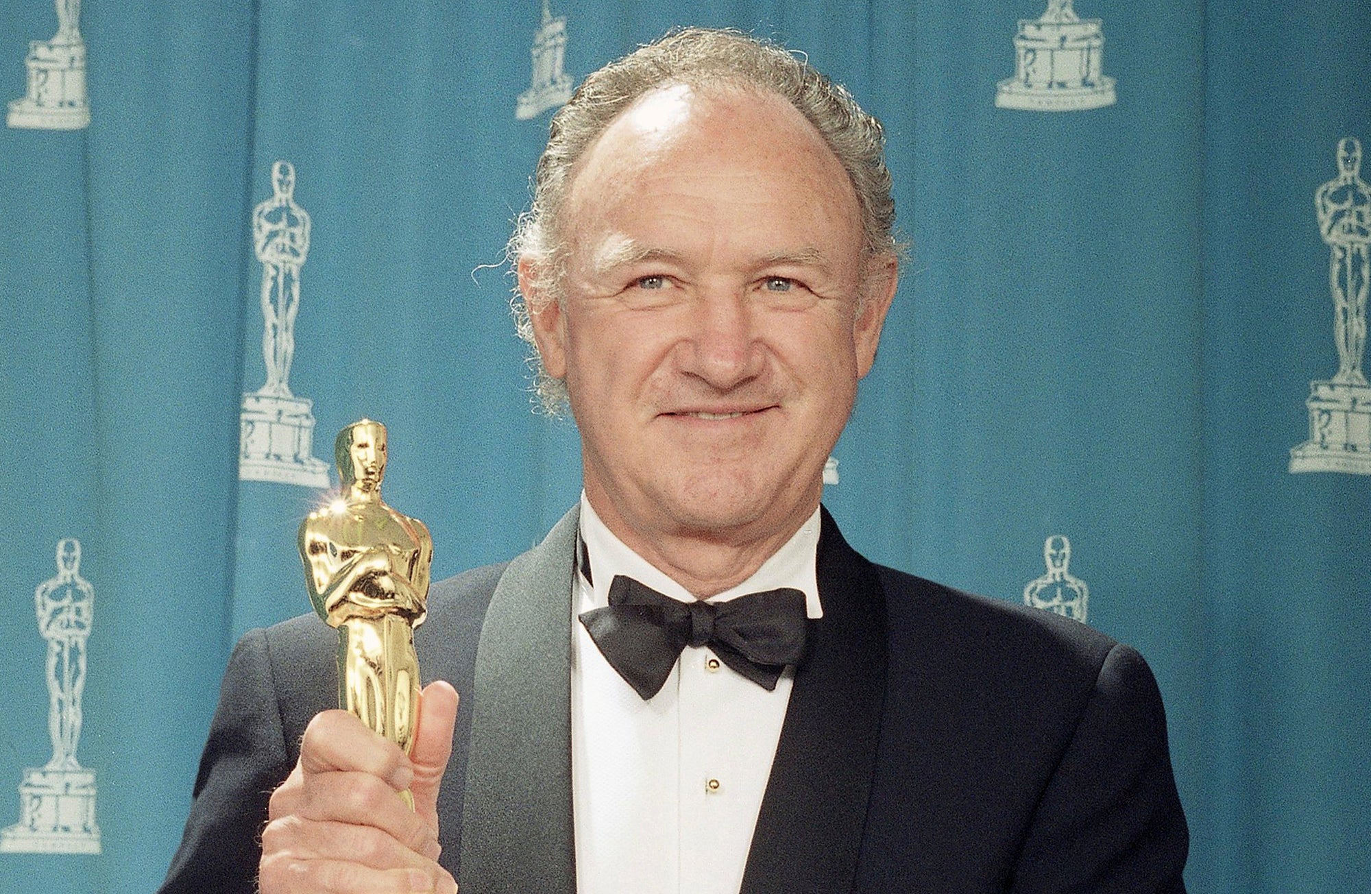 Hackman with his Oscar for Best Supporting Actor at the 1993 Oscars