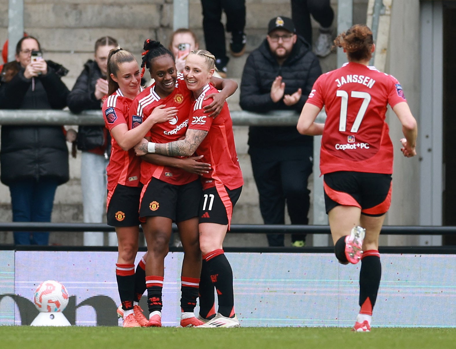 Manchester United close gap in WSL as Chelsea held by Brighton