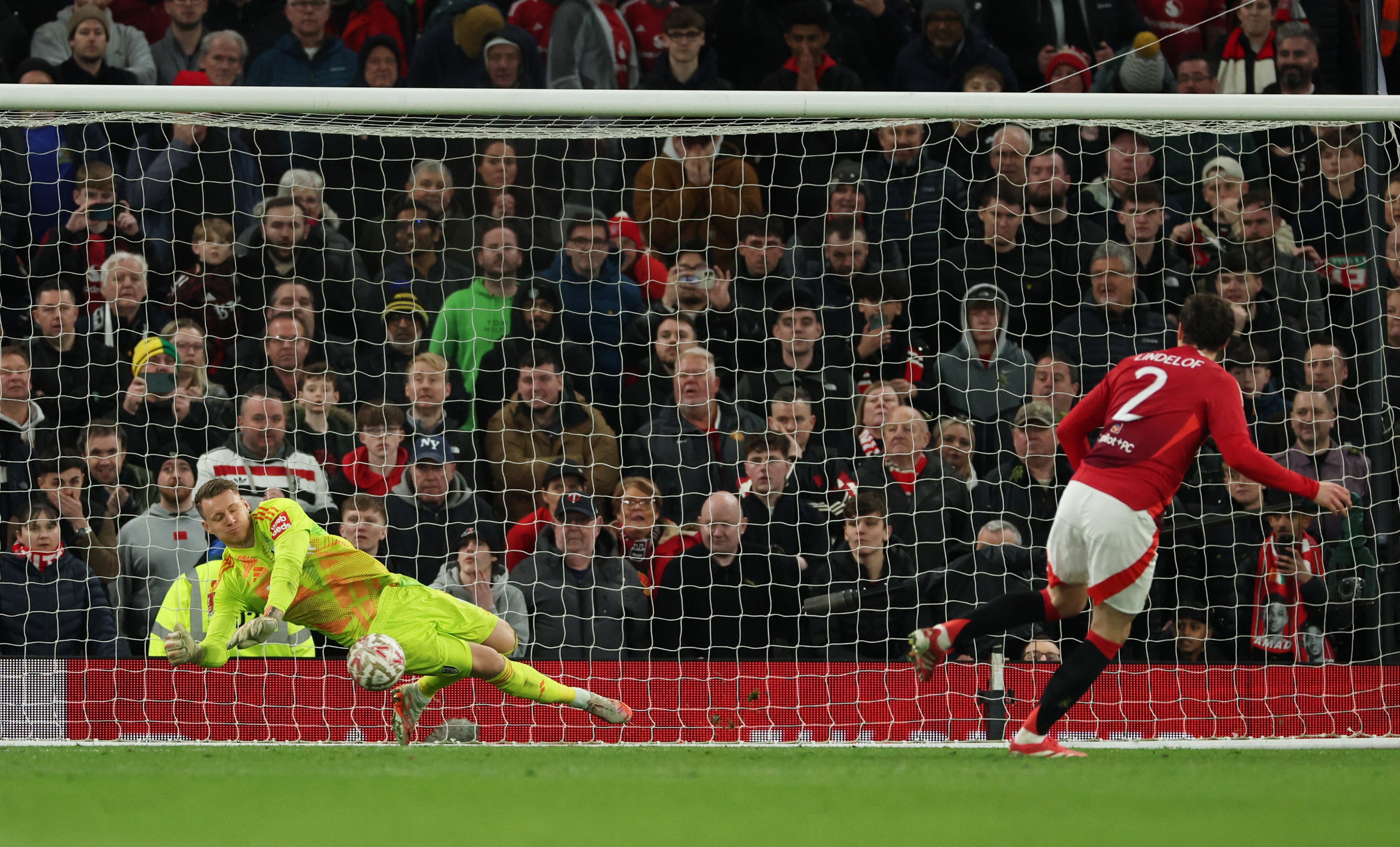 Bernd Leno zachránil tresty od Victor Lindelof a Joshua Zirkzee, aby poslal Fulhama do čtvrtfinále