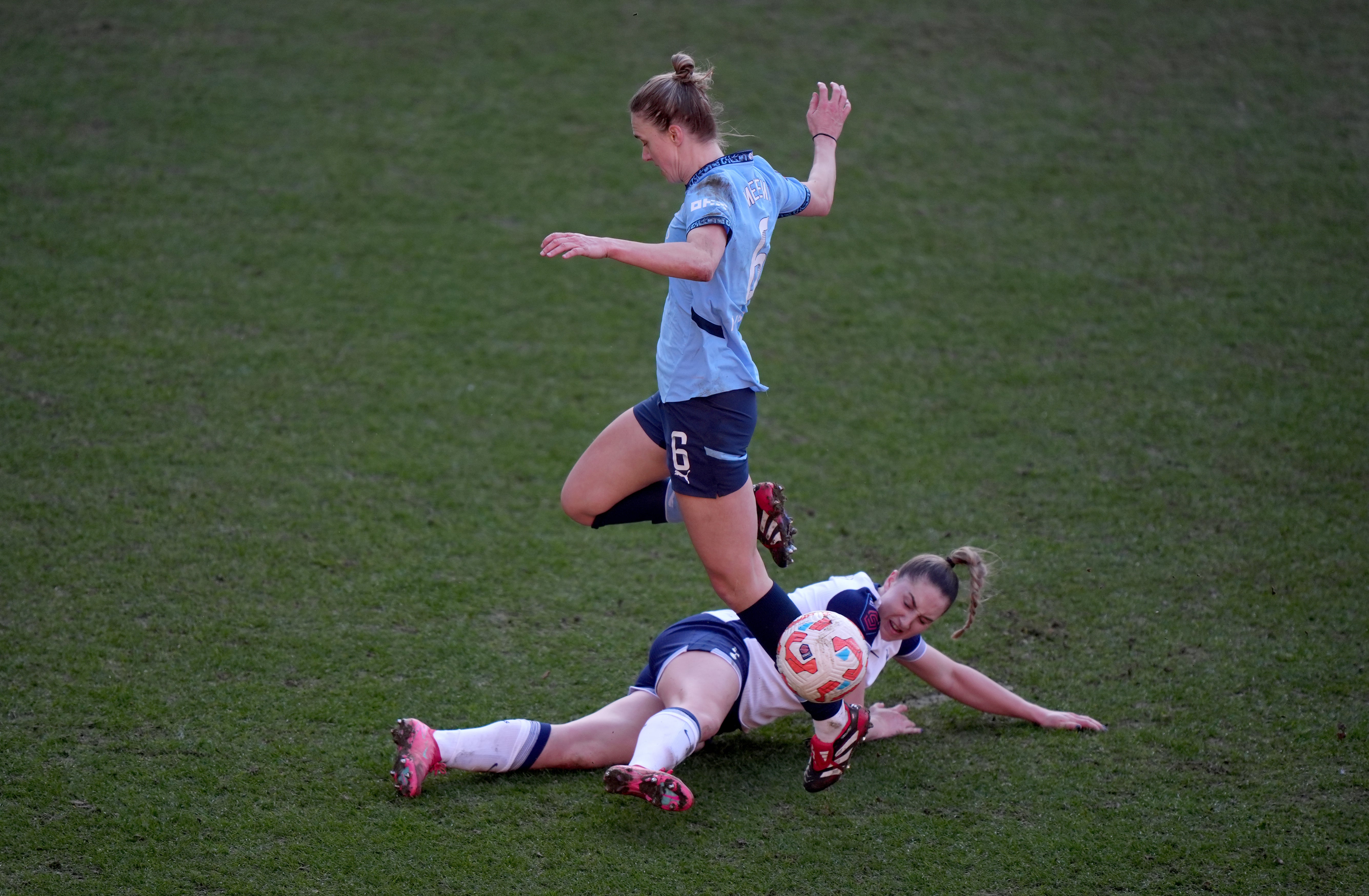 Man City defeated Tottenham 2-1 in the WSL