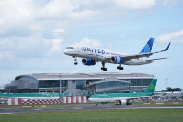 <p>A United Airlines Boeing 757-224 comes in to land at Dublin Airport</p>
