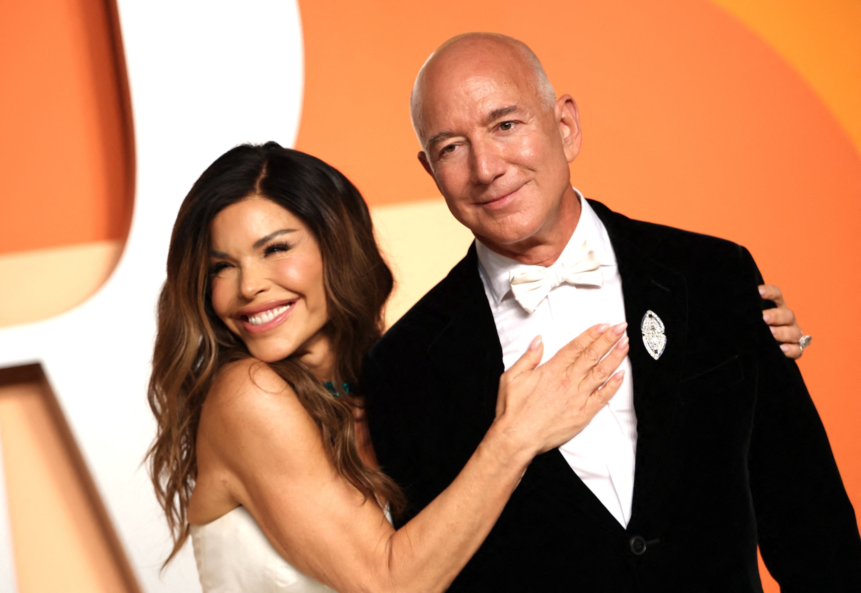 Sánchez with Bezos at the Vanity Fair Oscar Party
