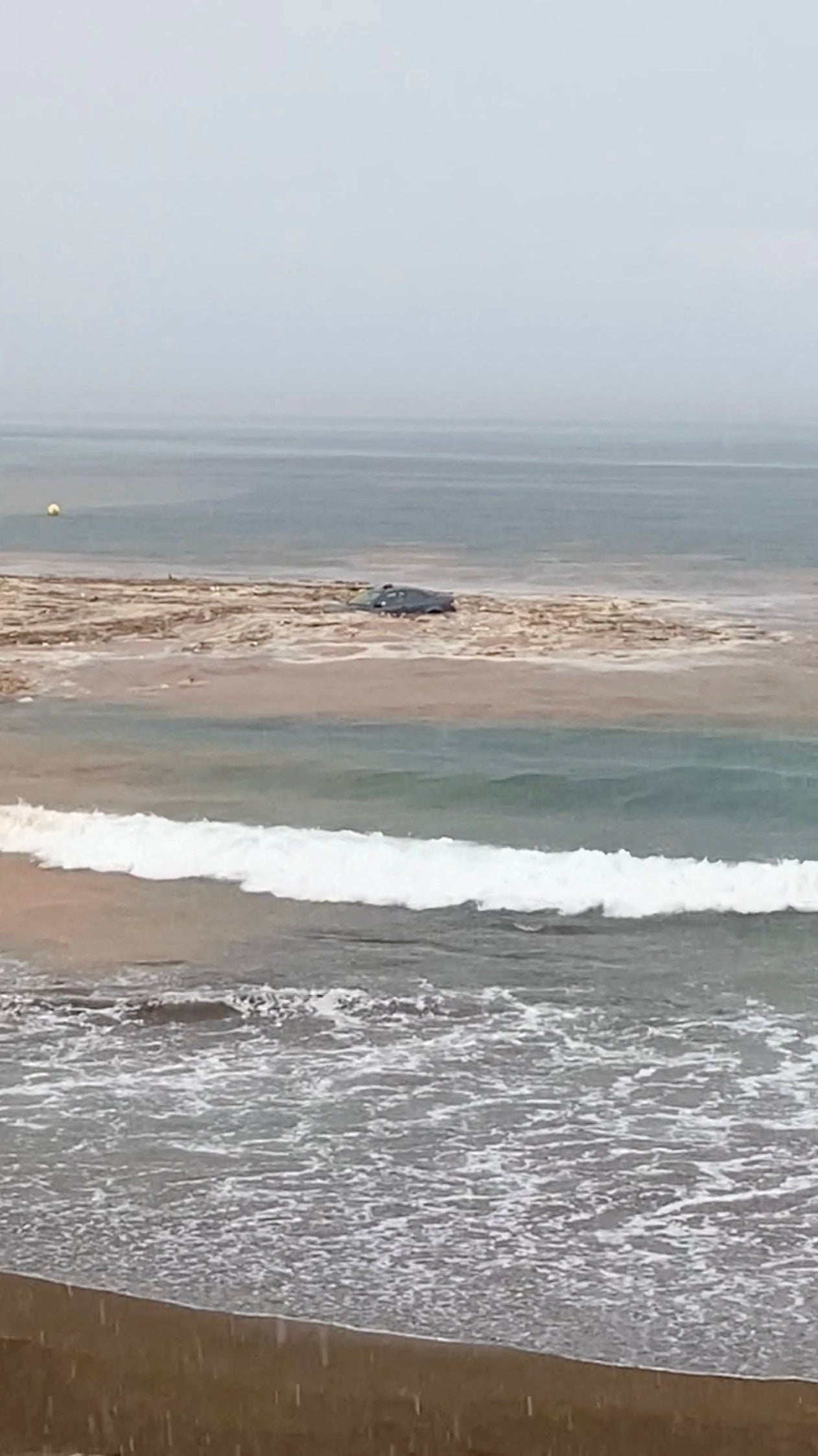 A car is dragged into the sea of Salinetas beach