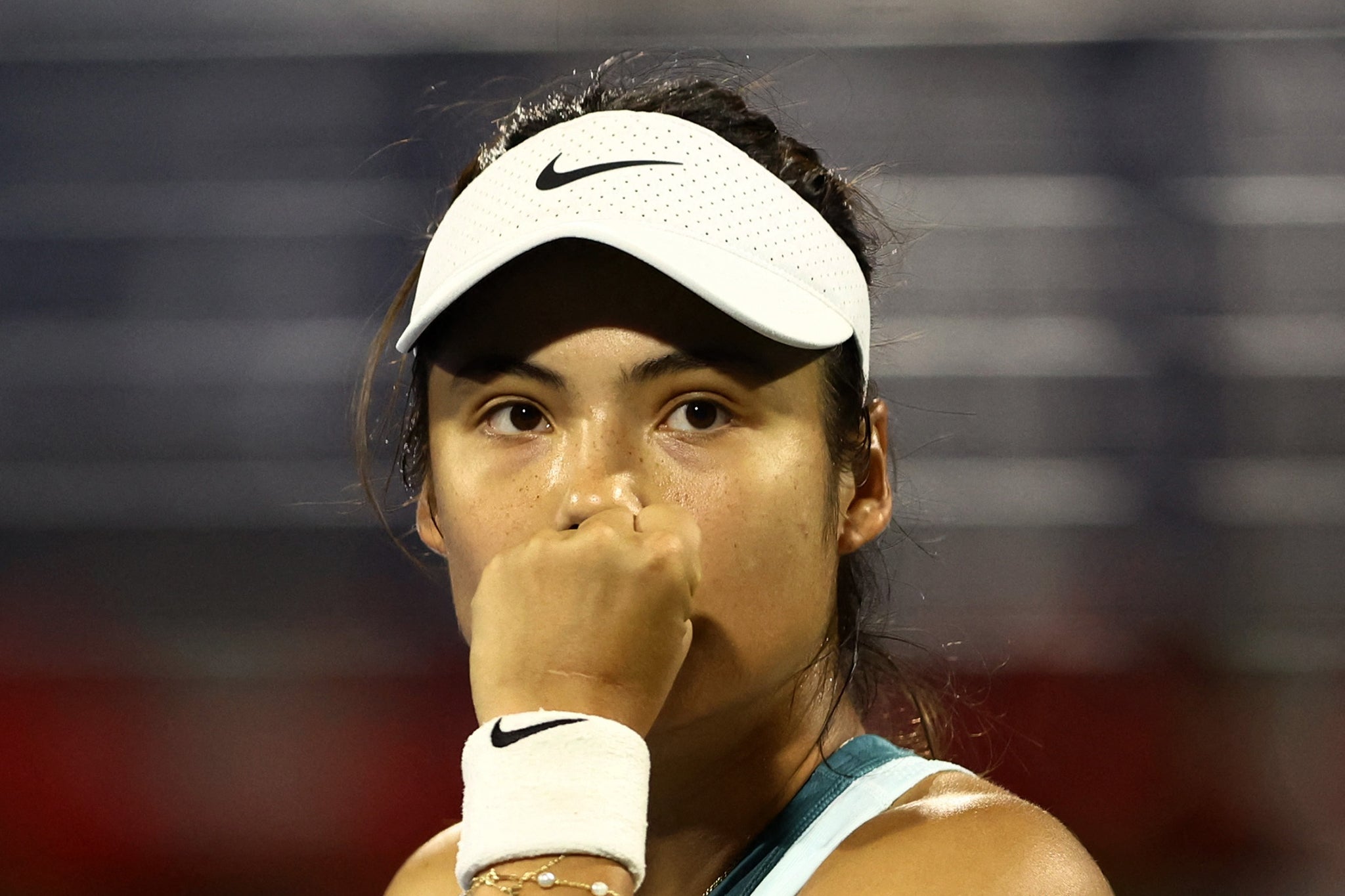Emma Raducanu odhalila, že sotva může dýchat, když v únoru spatřila svého stalkera na Dubai Open v únoru