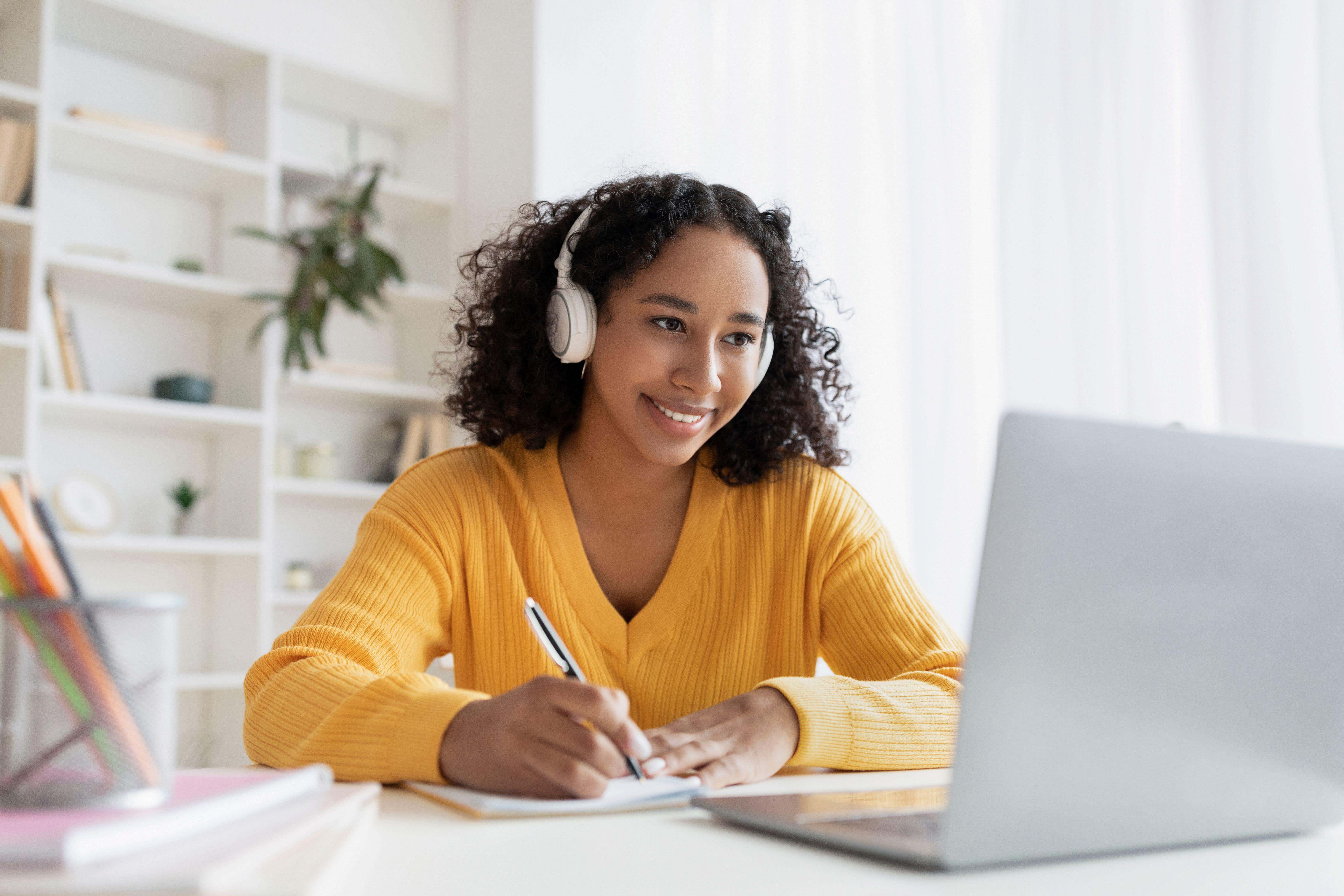 Delší a jasnější jarní dny mohou zvýšit produktivitu zvýšením uvolňování serotoninu, zlepšením nálady a soustředění