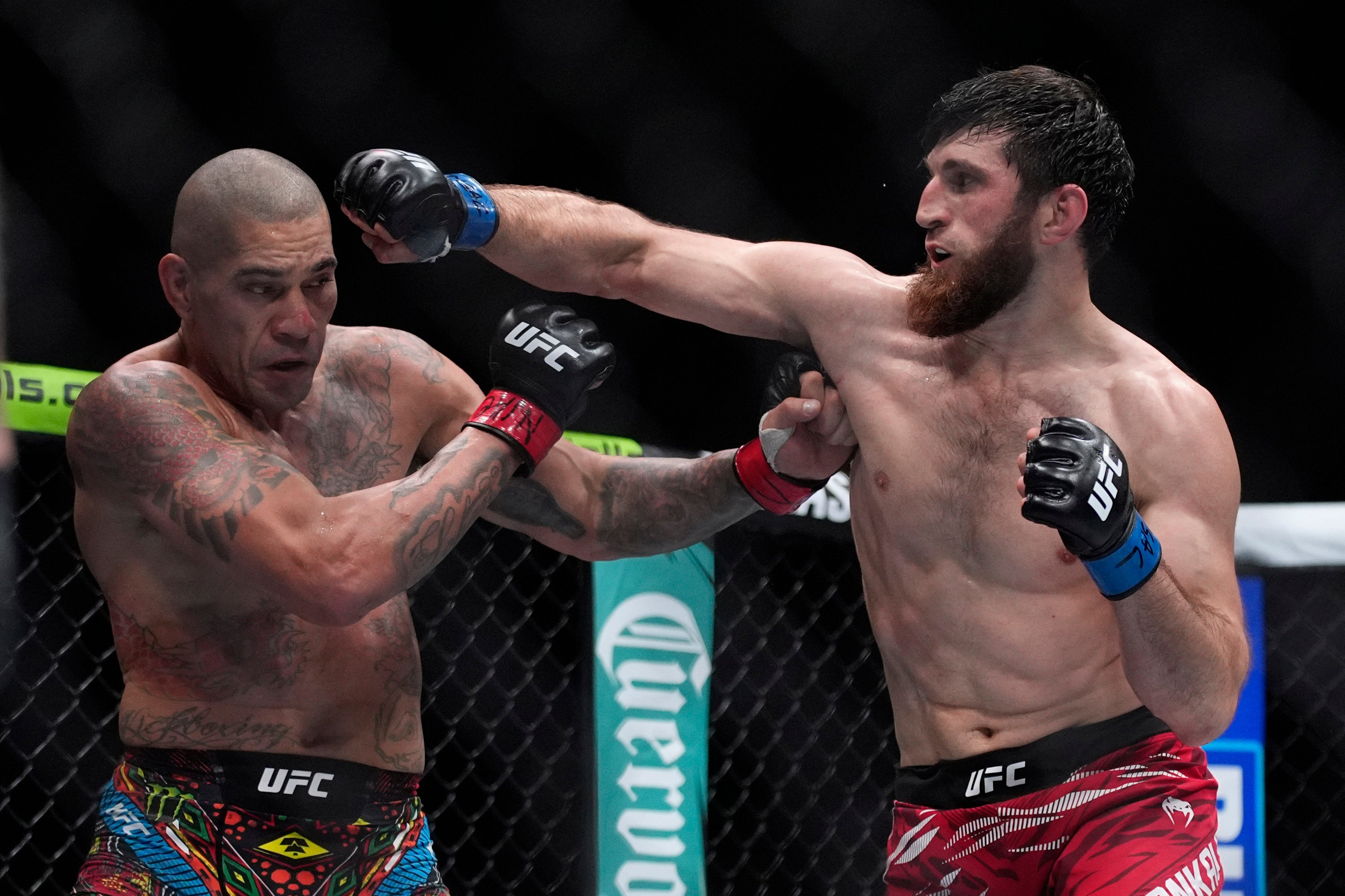 Alex Pereira (vlevo) je knockout umělec, ale bojoval pouze pod těžkou váhou a v březnu ztratil titul 205lb v březnu