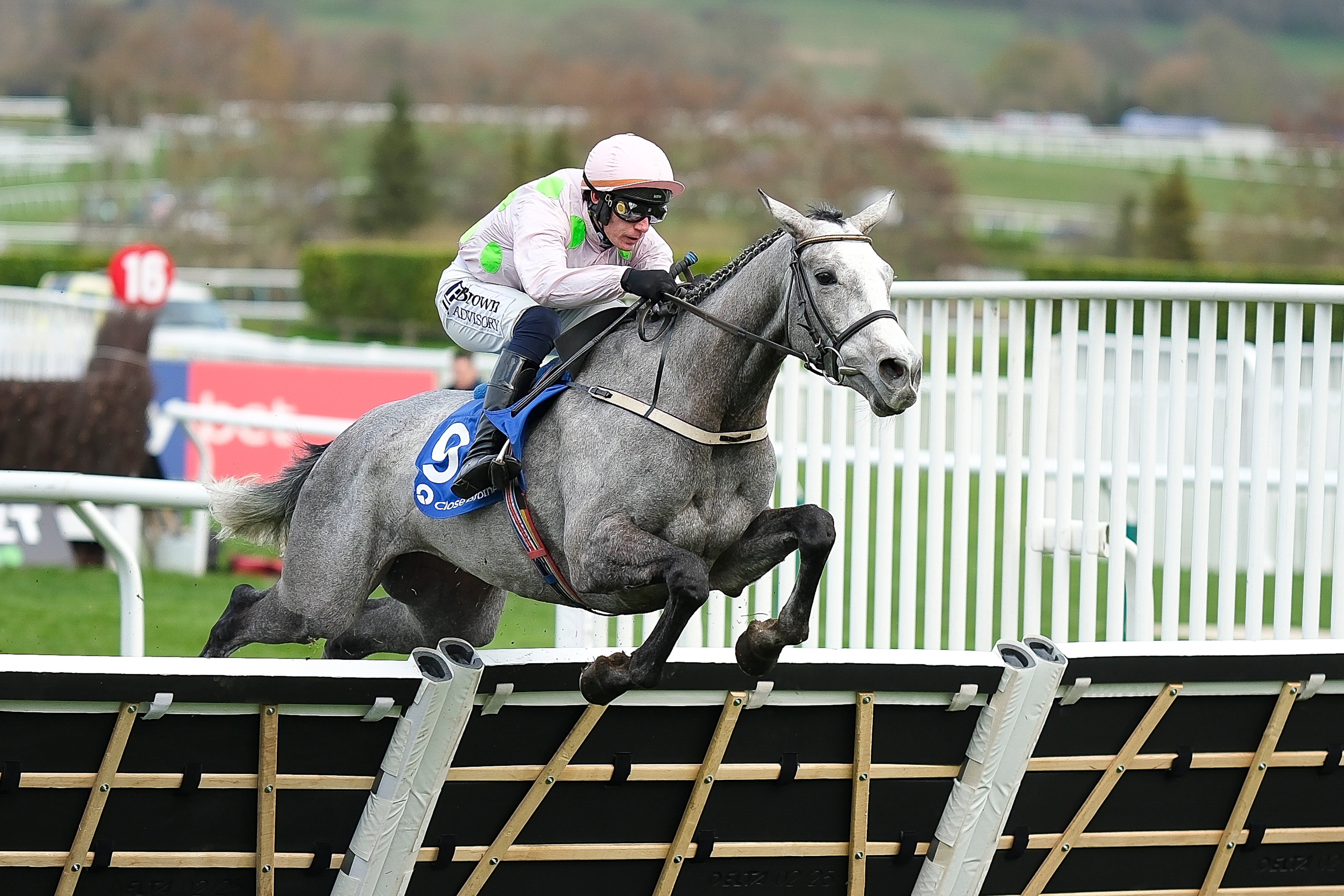 Lossiemouth cruised to victory in the Mares’ Hurdle