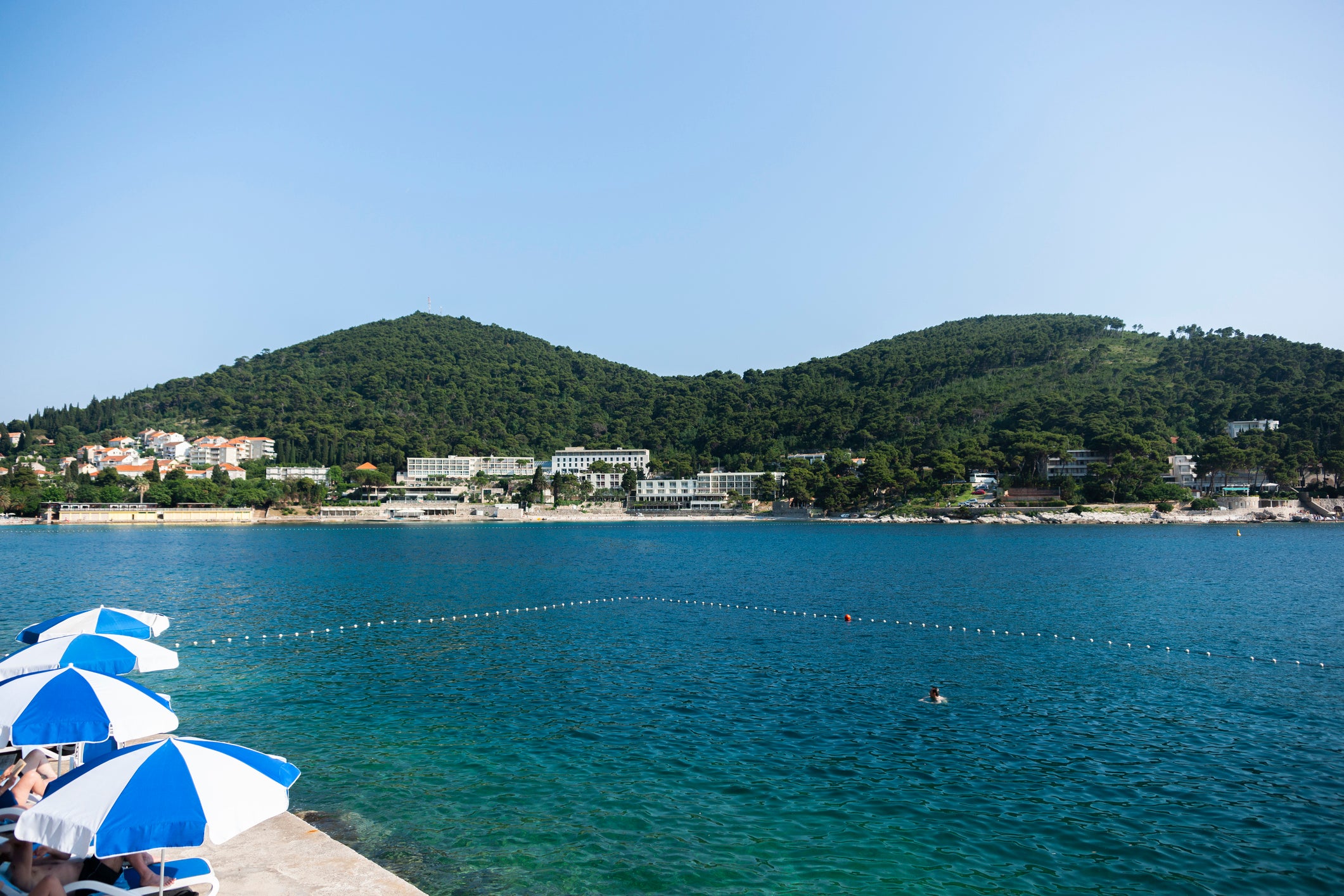 Hotel Splendid backs onto the Velika and Mala Petka Forest Park, a green area spanning 106 acres covered in Aleppo pines