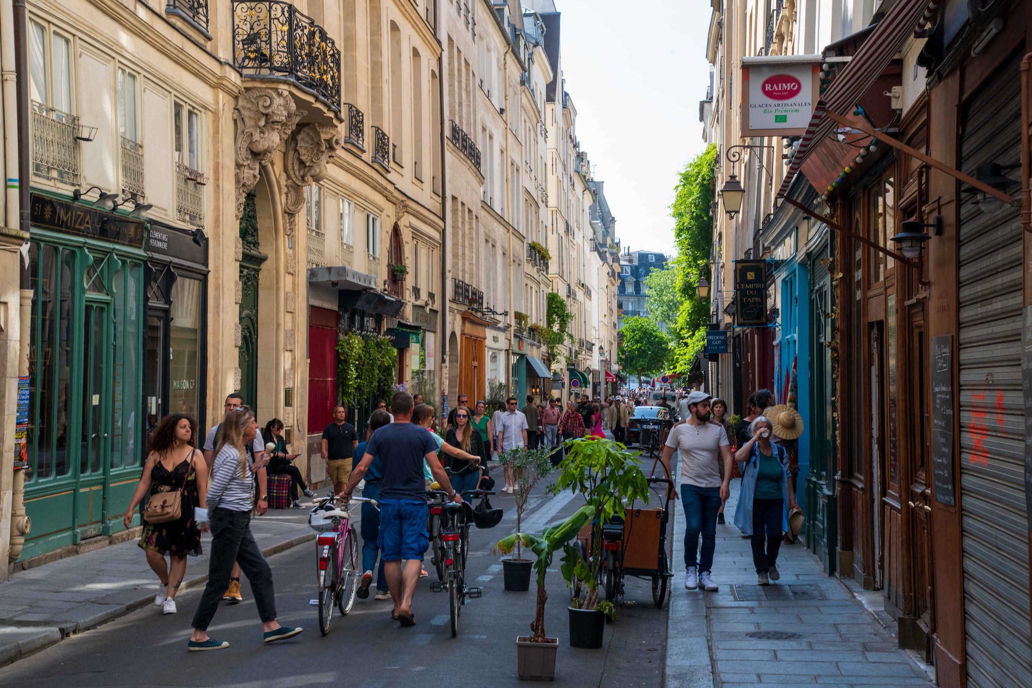 Île Saint-Louis transports you to a tight-knit town atmosphere in the centre of Paris