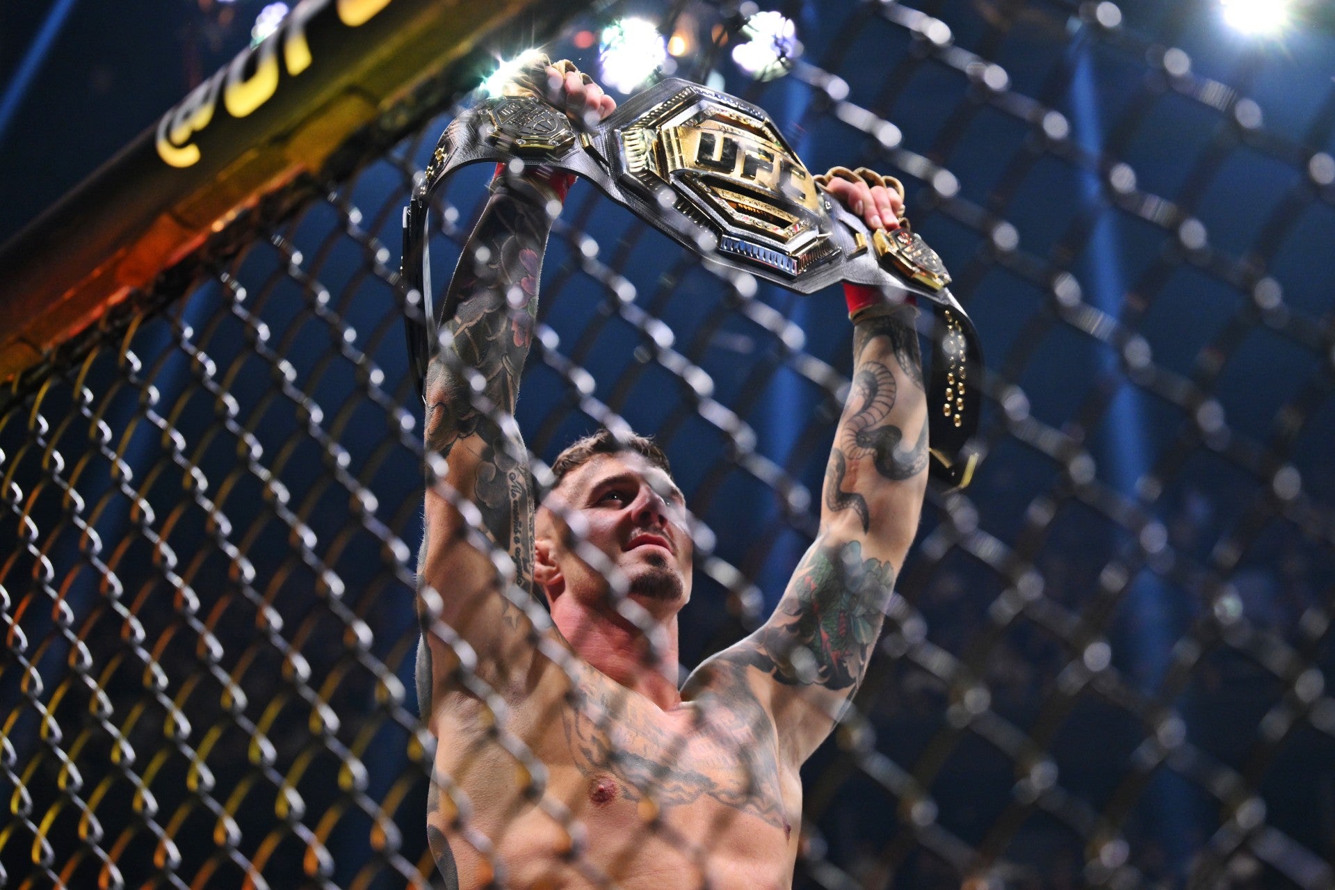 Tom Aspinall vlastnil dočasný titul UFC Heavyweight až do soboty, kdy běžný šampion Jon Jones v důchodu