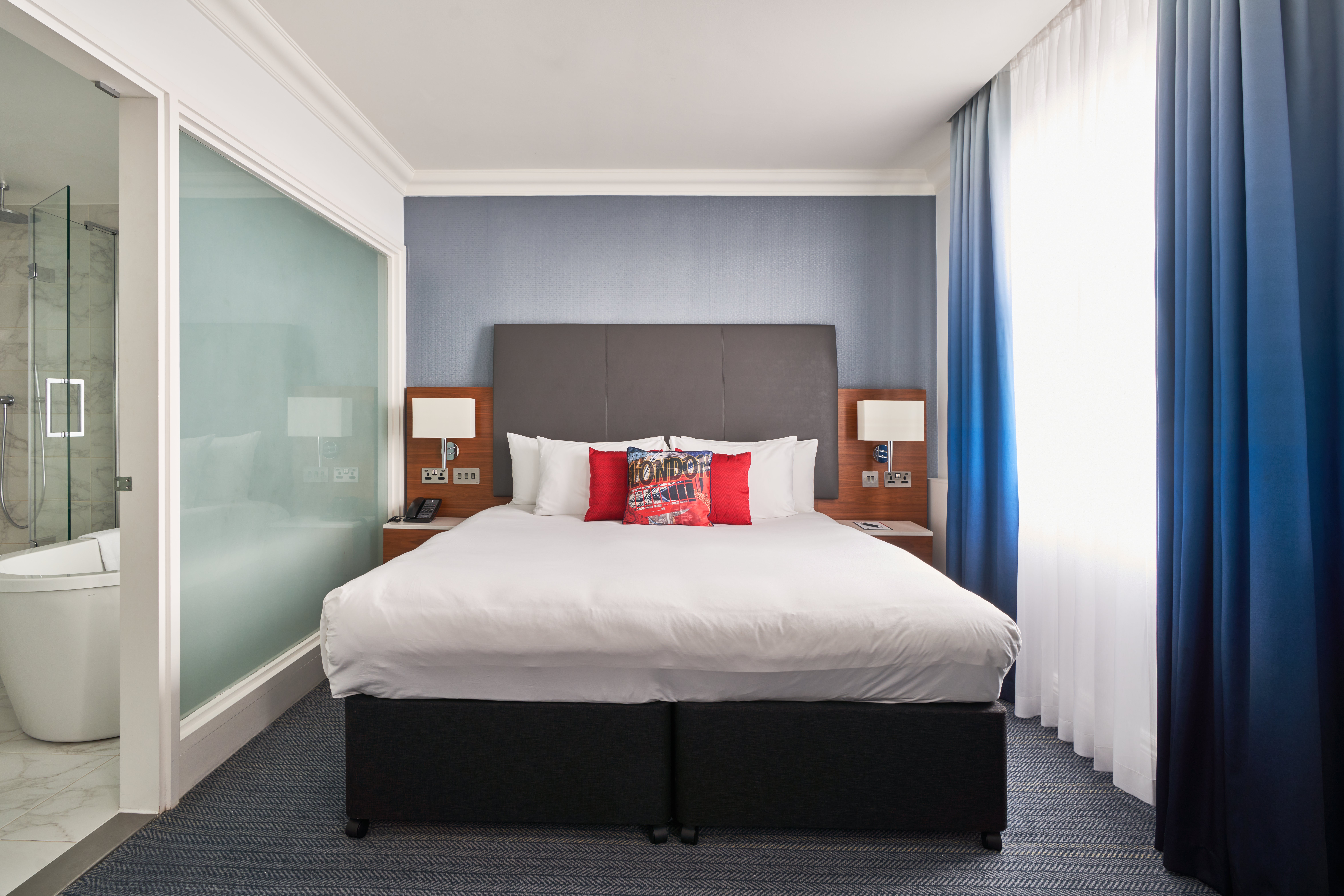 The rooms are surprisingly quiet given the central location – and the fact they contain electric guitars