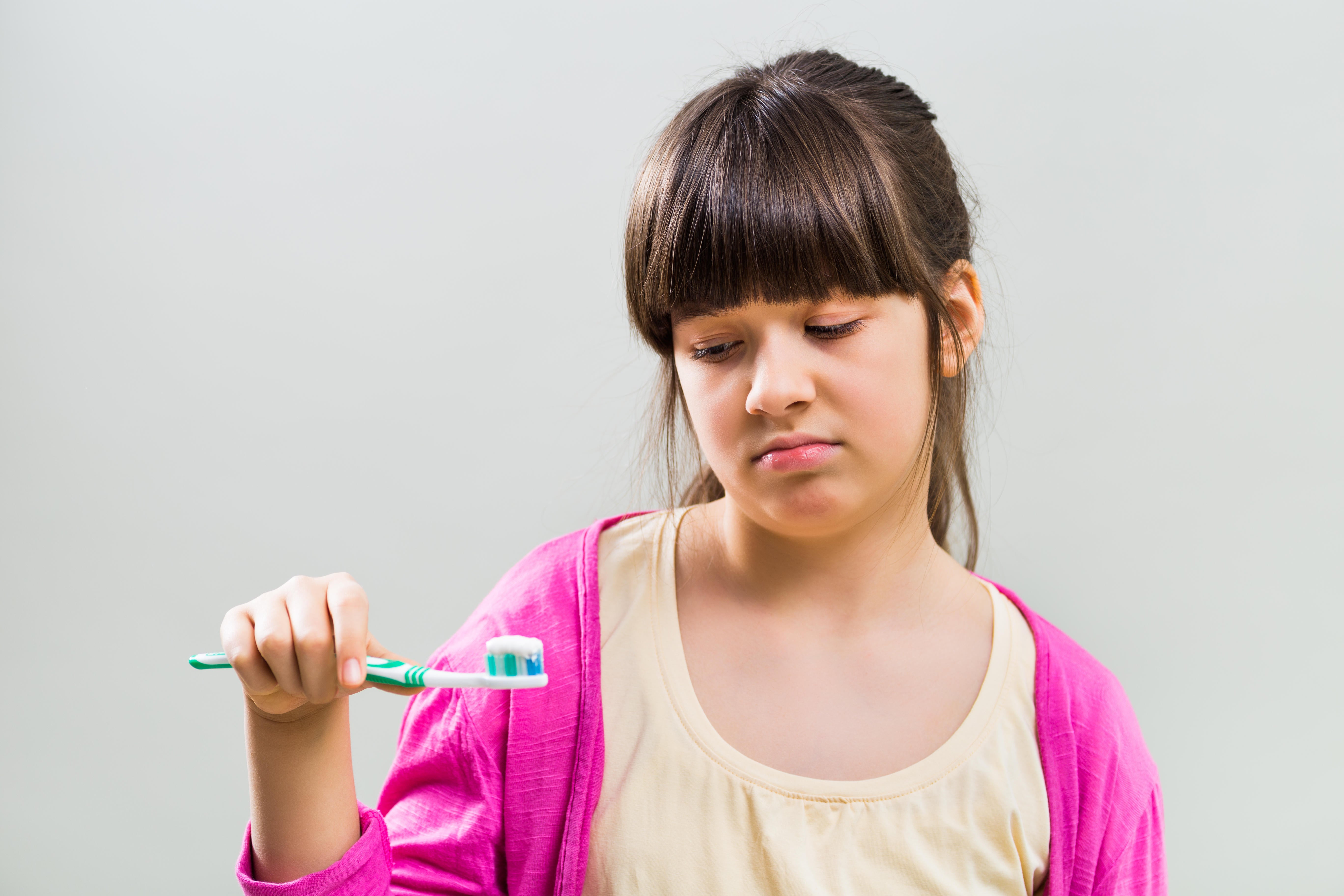 As crianças podem explicar como limpar adequadamente os dentes, impedindo os ataques de raiva