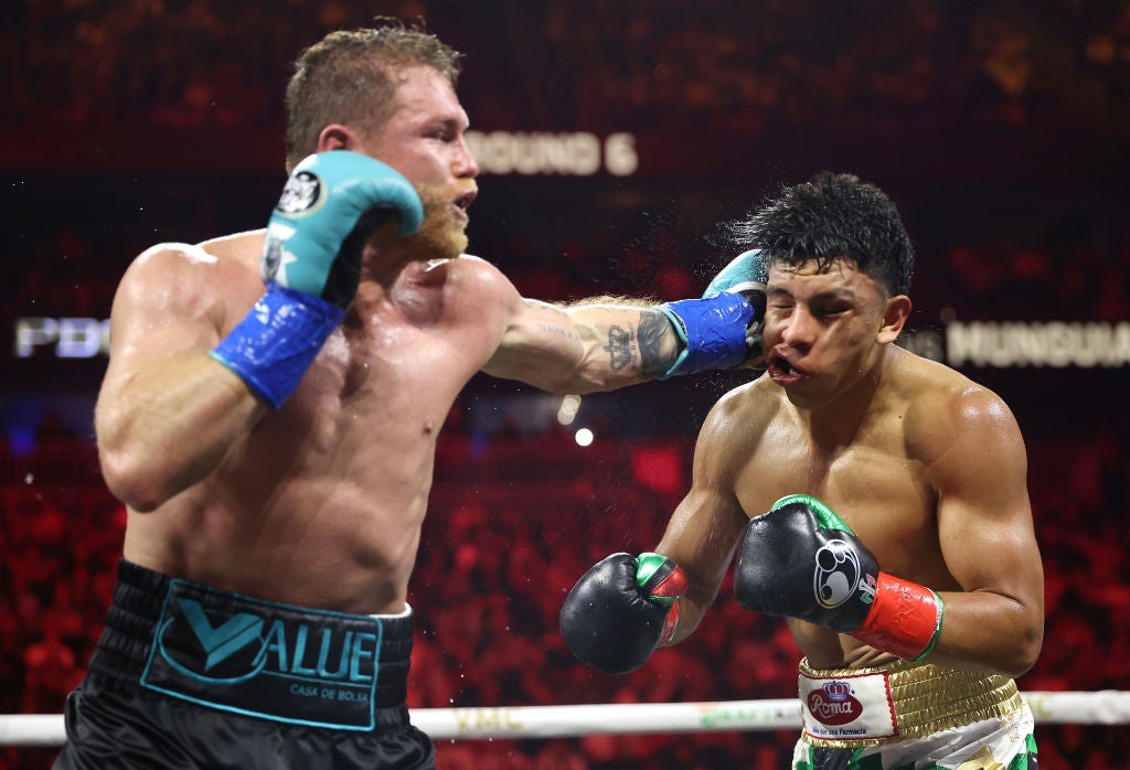 Canelo během jeho bodů vítězství nad Jaime Munguia (vpravo) loni v květnu