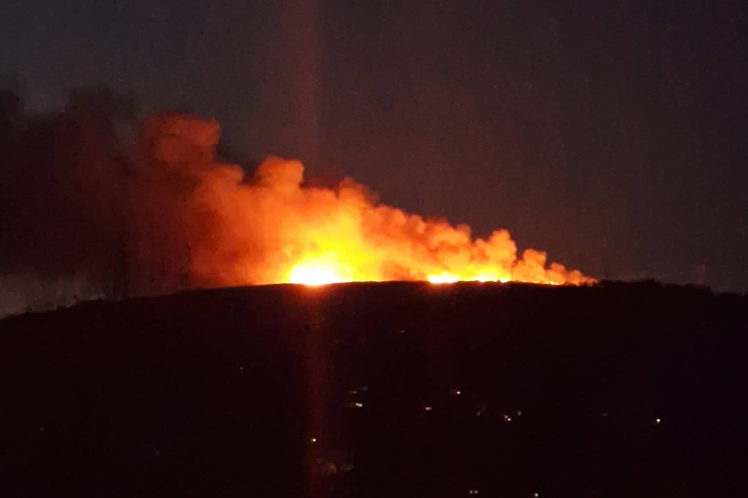 A blaze at Mynydd Gelliwastad Mountain, Clydach (Amal Alex Panackakuzhiyil/PA)