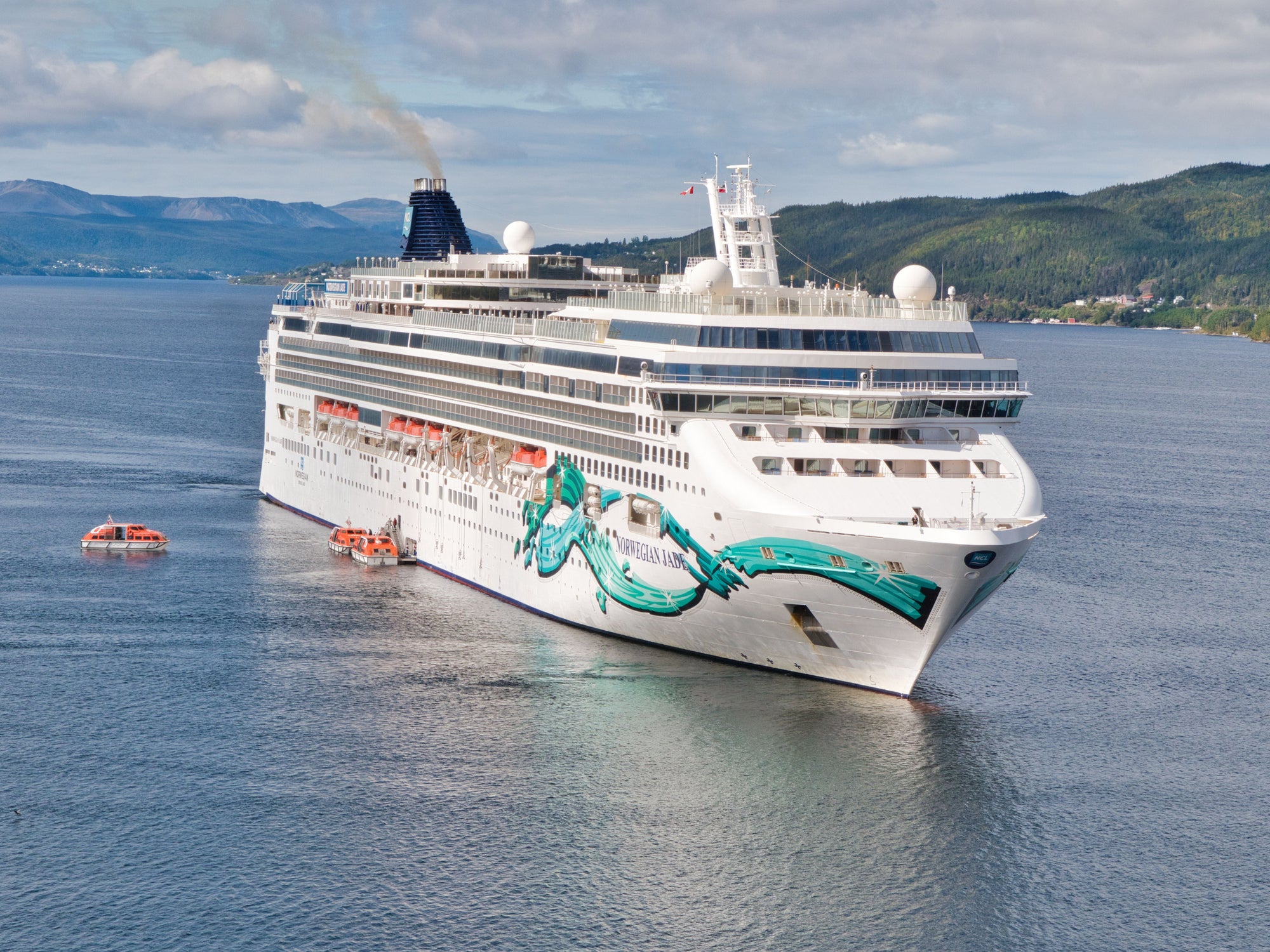 Raise a glass to the views of the Pacific coast aboard Norwegian Jade