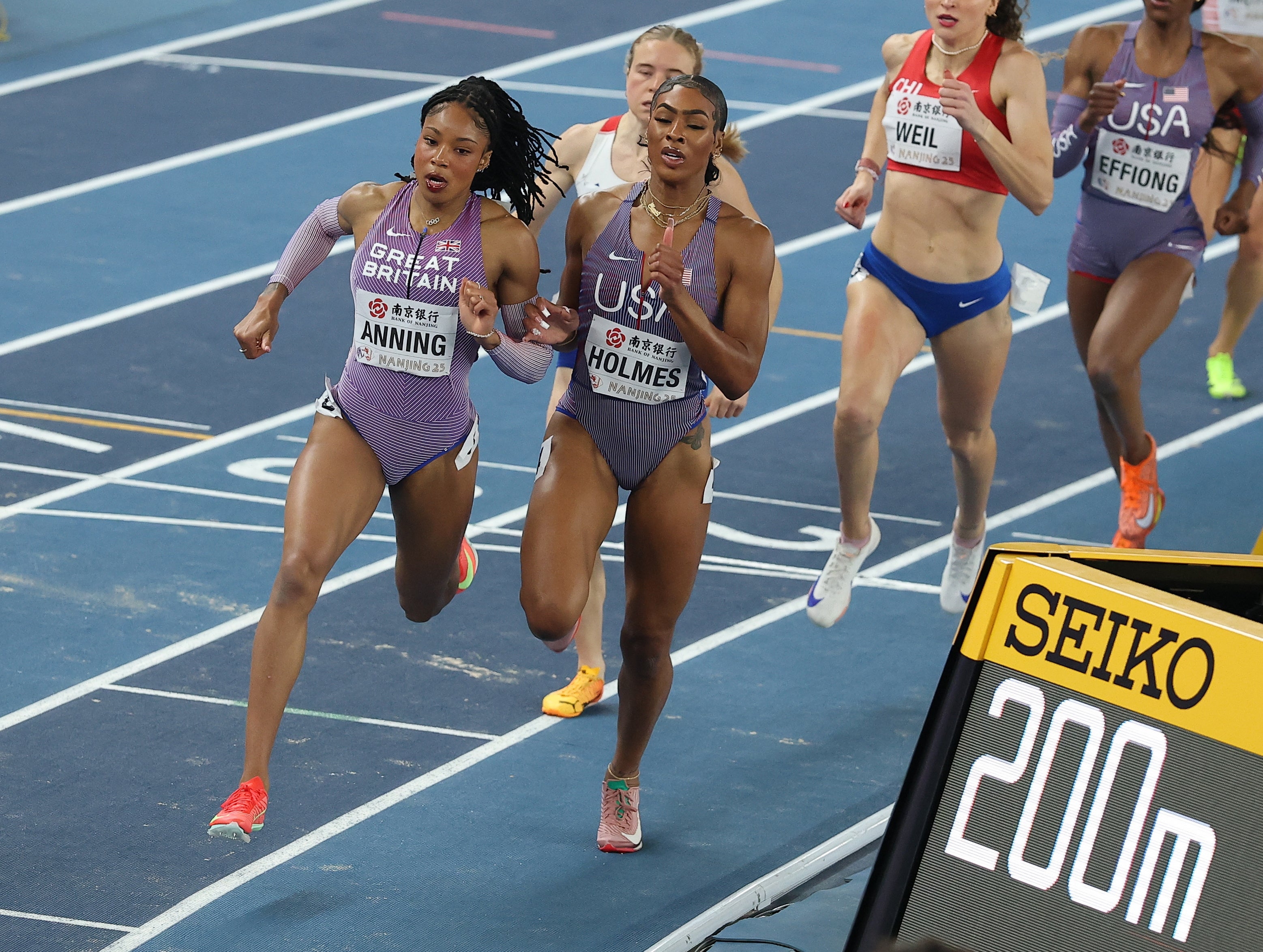 Amber Anning (left) defeated Alexis Holmes of the USA by 0.03 seconds in the women's 400m