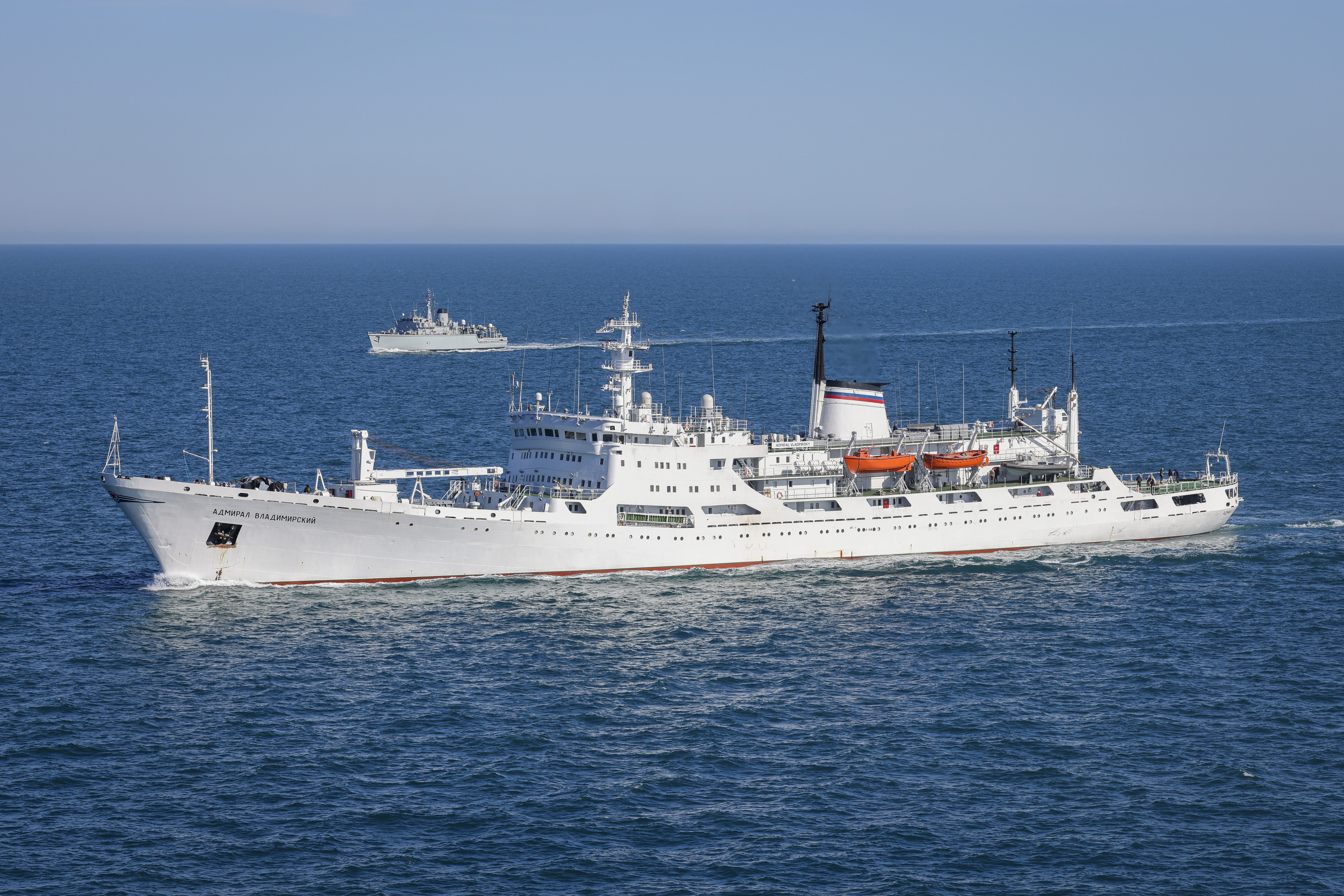 The Russian survey ship Admiral Vladimirskiy being shadowed by Royal Navy Minehunter HMS Cattistock (background) through the English Channel (LPhot Edward Jones/MoD/Crown Copyright)