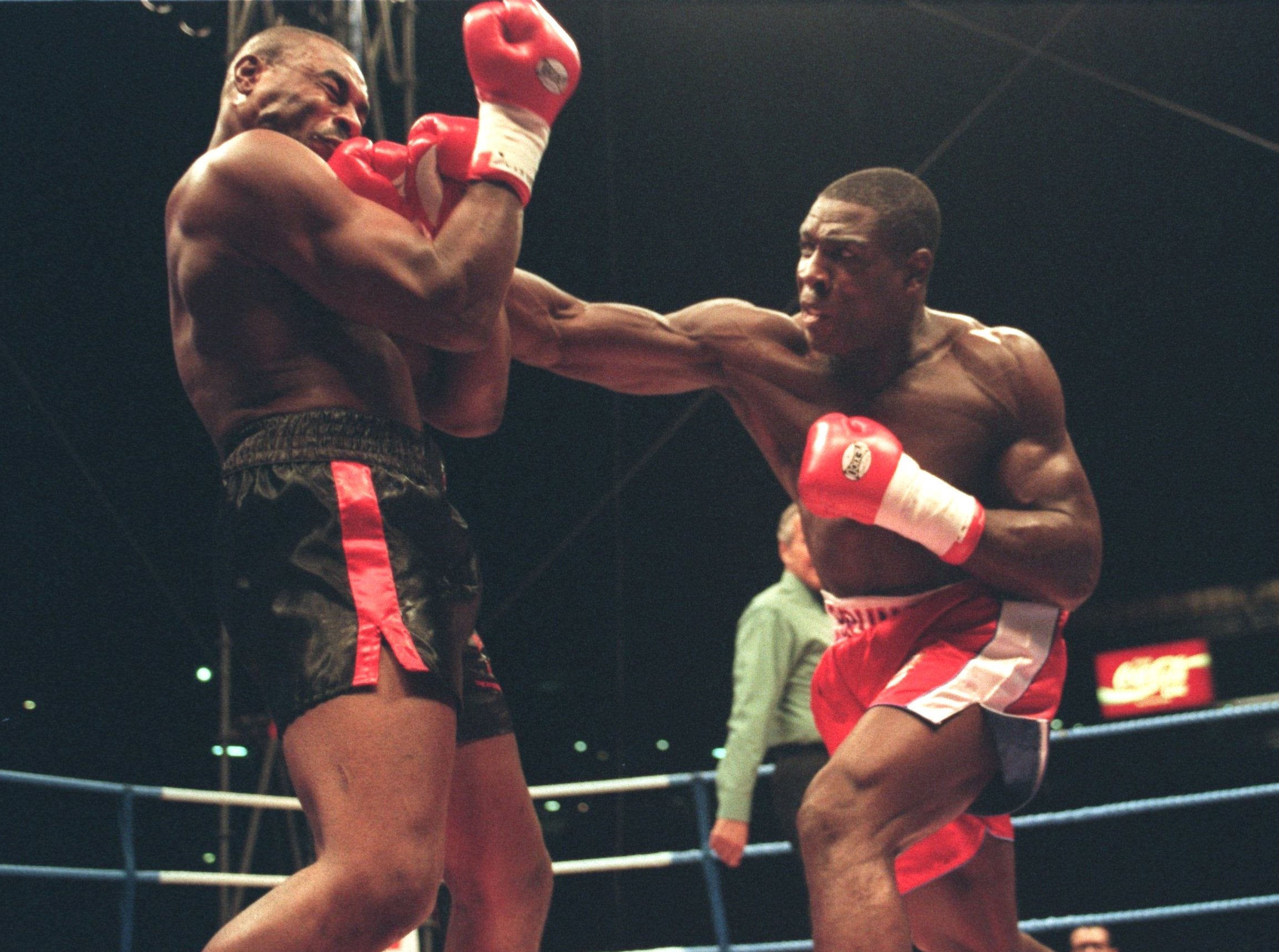 Bruno vyhrál titul WBC World Heavyweight proti Oliveru McCall v roce 1995