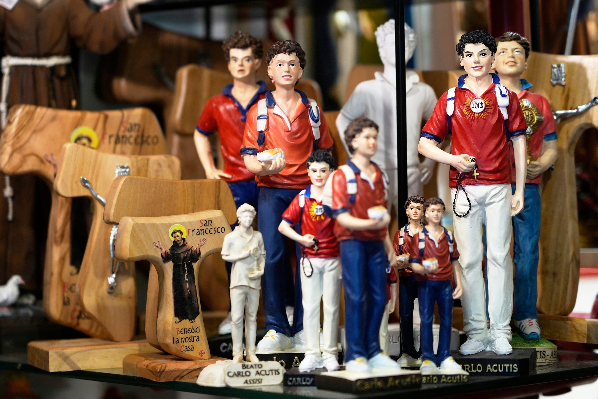 Statuettes of Carlo Acutis for sale in Assisi