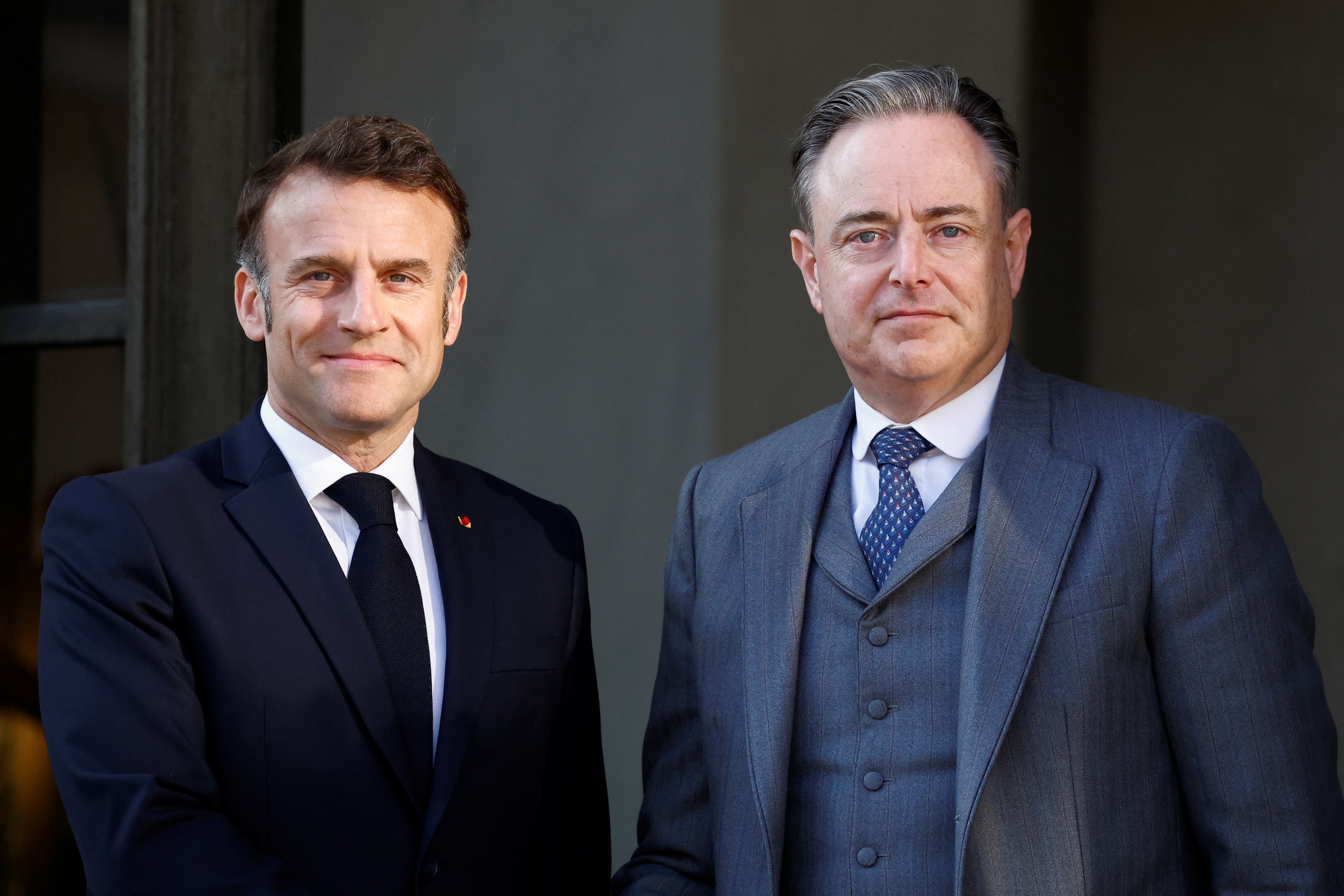 French President Emmanuel Macron welcomes Belgian Prime Minister Bart de Wever as he arrives for a meeting with European leaders and Ukraine's President Volodymyr Zelenskiy on peace and security for Ukraine, at the Elysee Palace in Paris, France, March 27, 2025. REUTERS/Sarah Meyssonnier