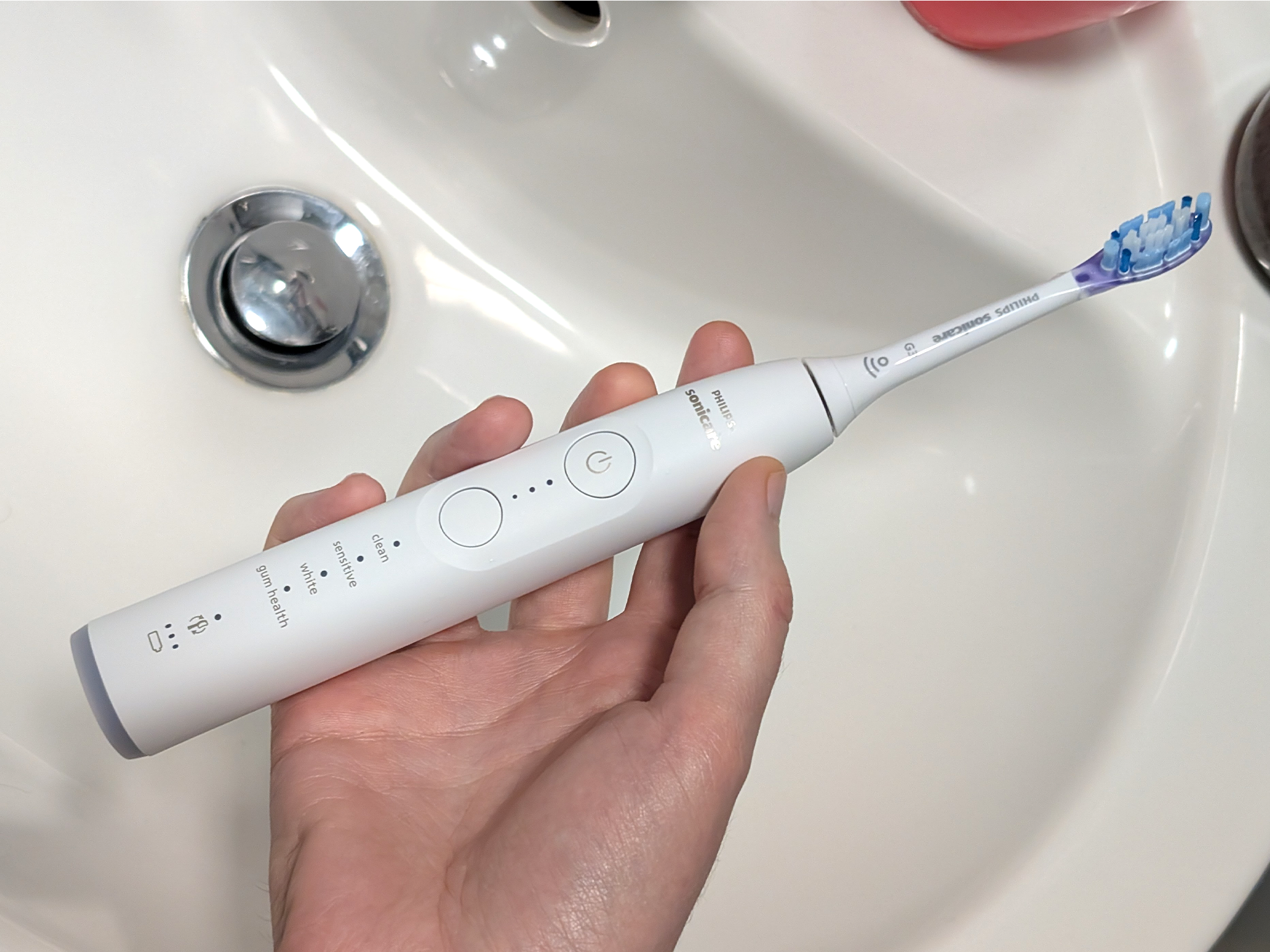 Four brushing modes with four intensity levels each gives you 12 settings to choose from