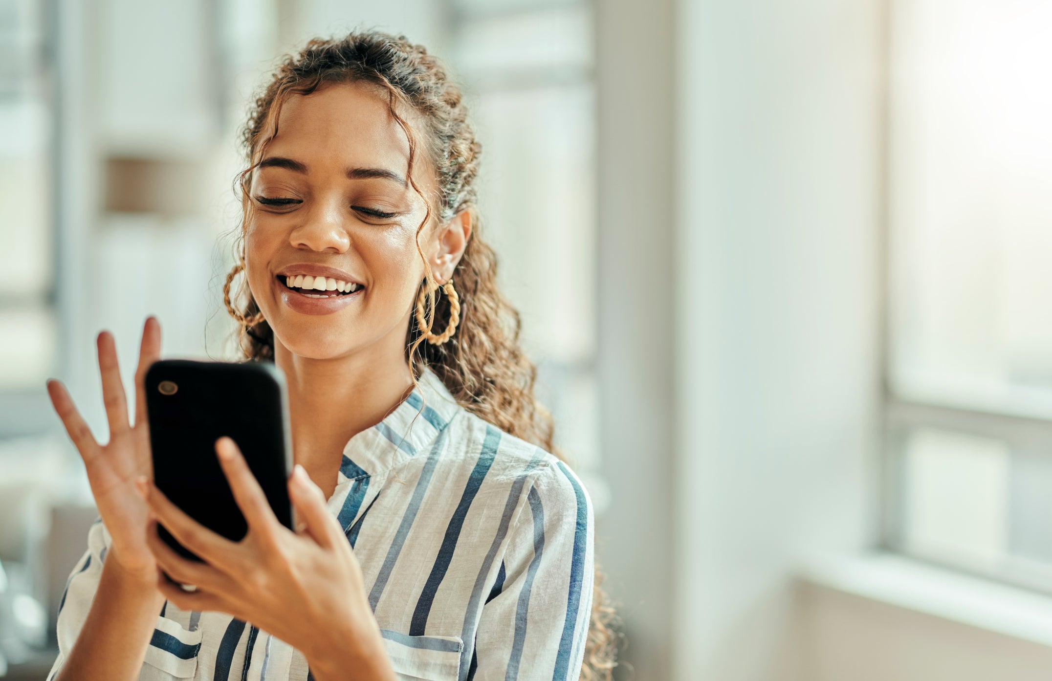 Easily distracted employees who put their smartphones away at work may not be doing enough to stop procrastinating. New research finds they’ll shift their attention to their laptops