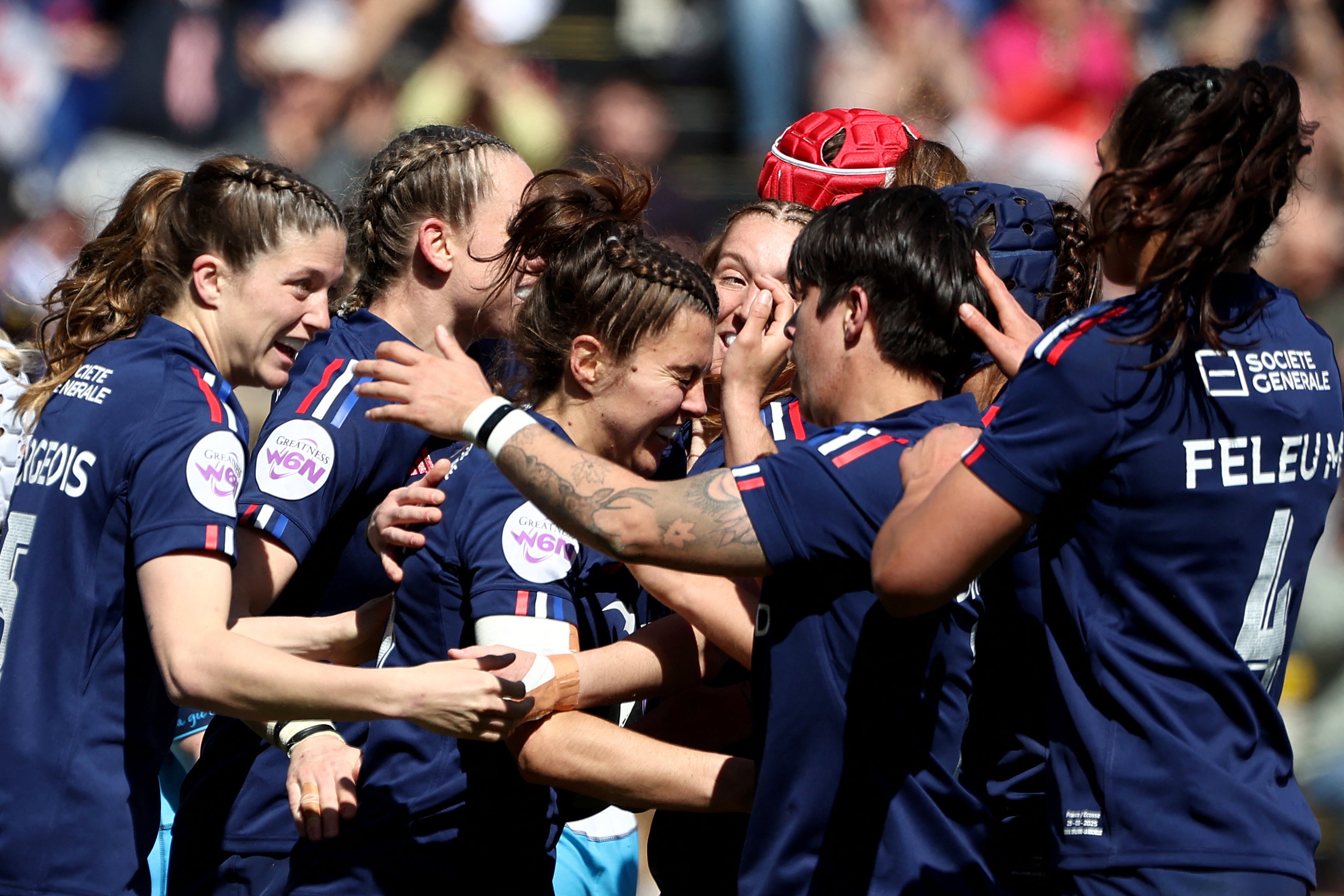 Carla Arbez (centre) got France’s first try in the victory