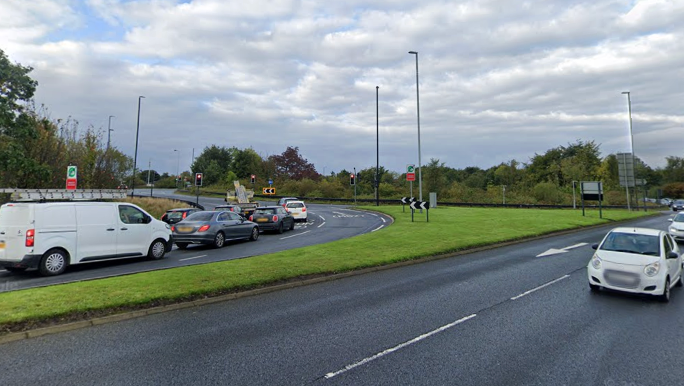 Greater Manchester Police (GMP) officers were called to reports of the fight near the Elk Mill roundabout on Broadway in Chadderton at around 6.40pm on Wednesday