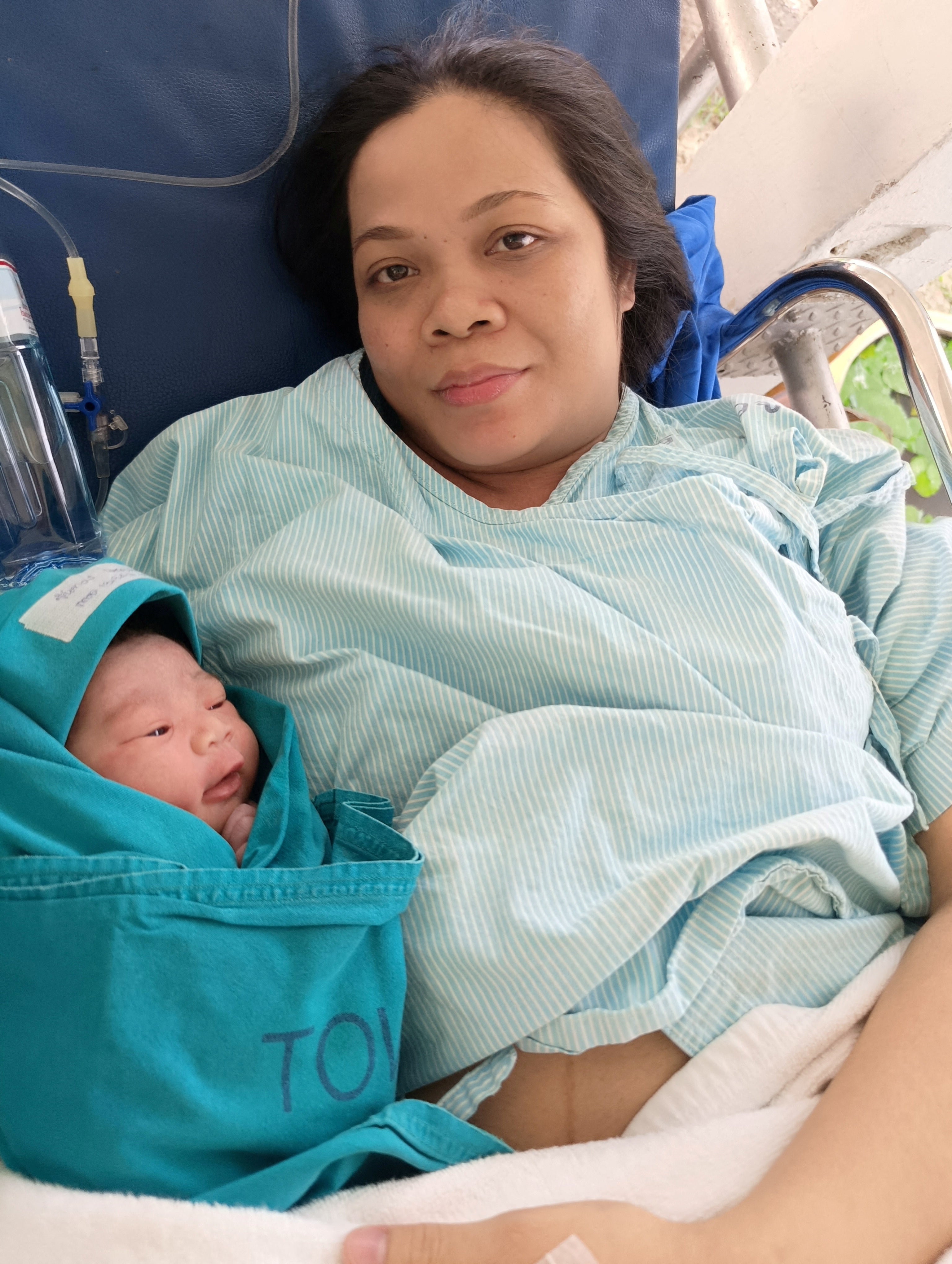 Kanthong Saenmuangshin holding her baby