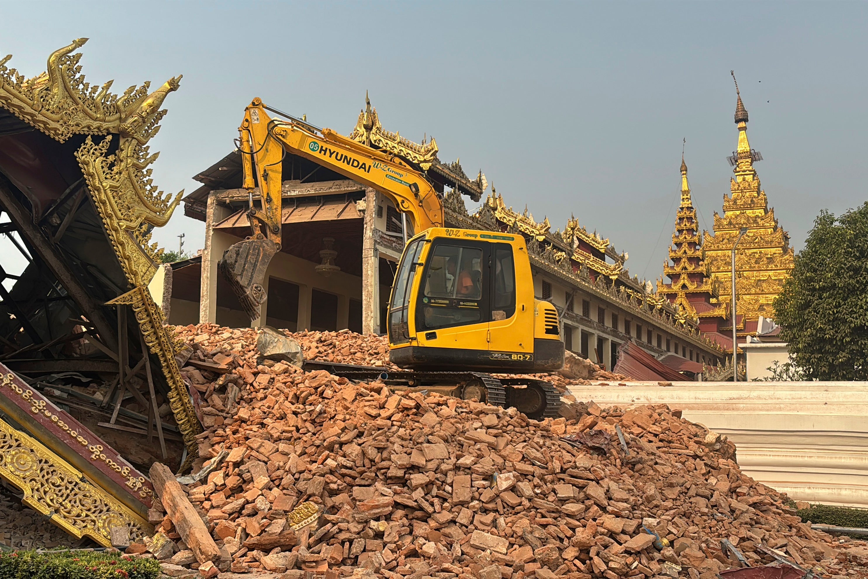 A volunteer drives an excavator to help rescue operations near Maharmyatmuni pagoda after an earthquake in Mandalay, central Myanmar, Sunday, March 30, 2025