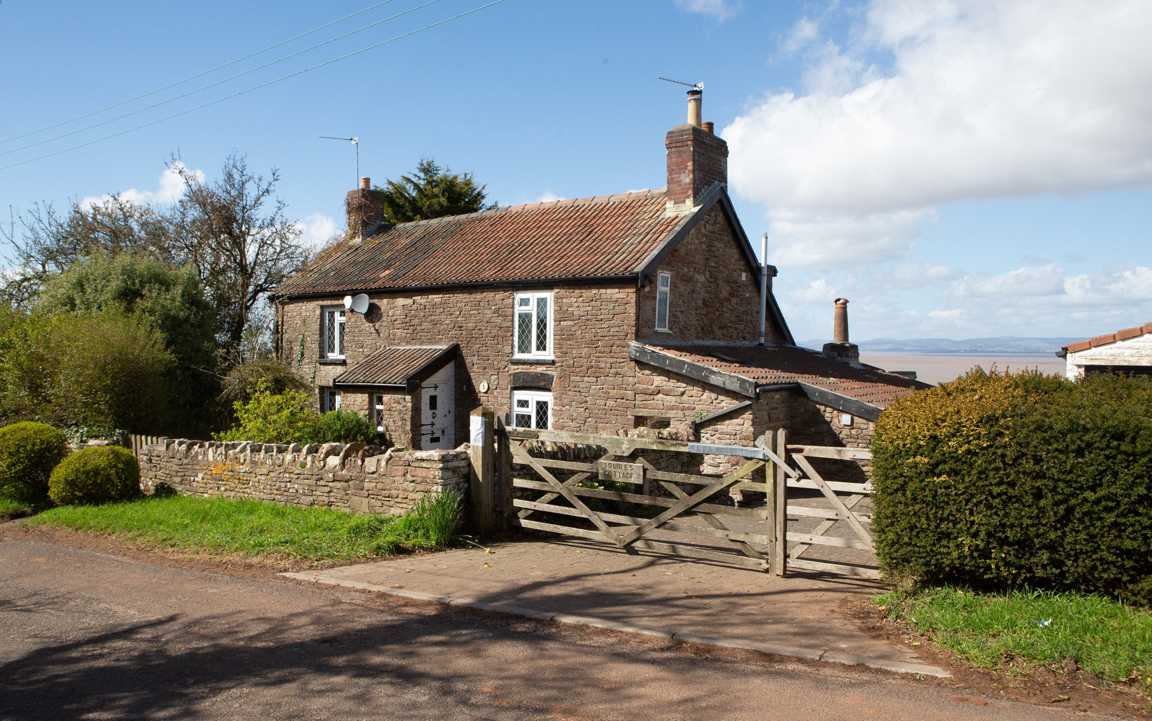 ‘Frasier’ star Kelsey Grammer has been given the green light to demolish this historic cottage
