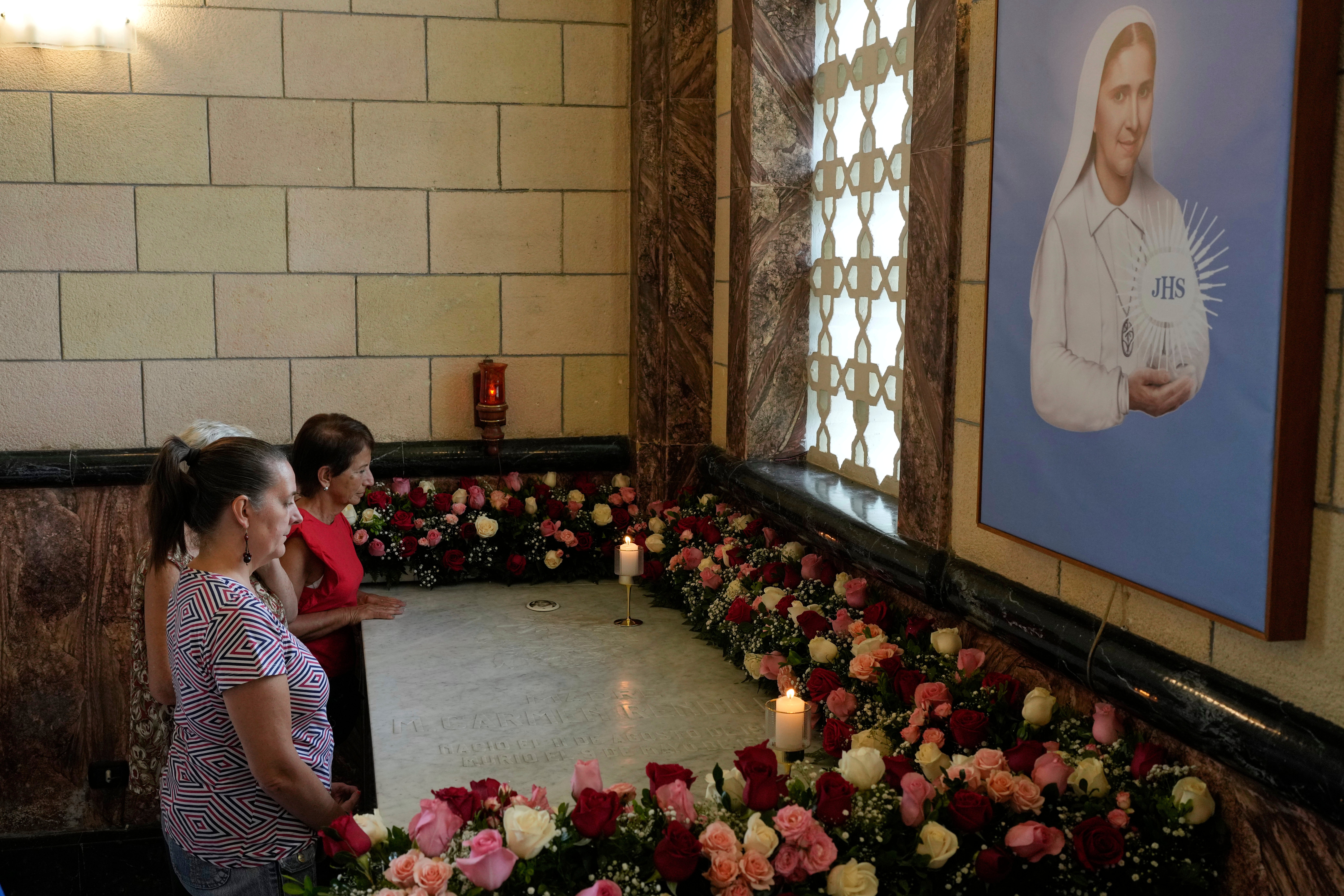 Faithful pray to Rendiles in Caracas