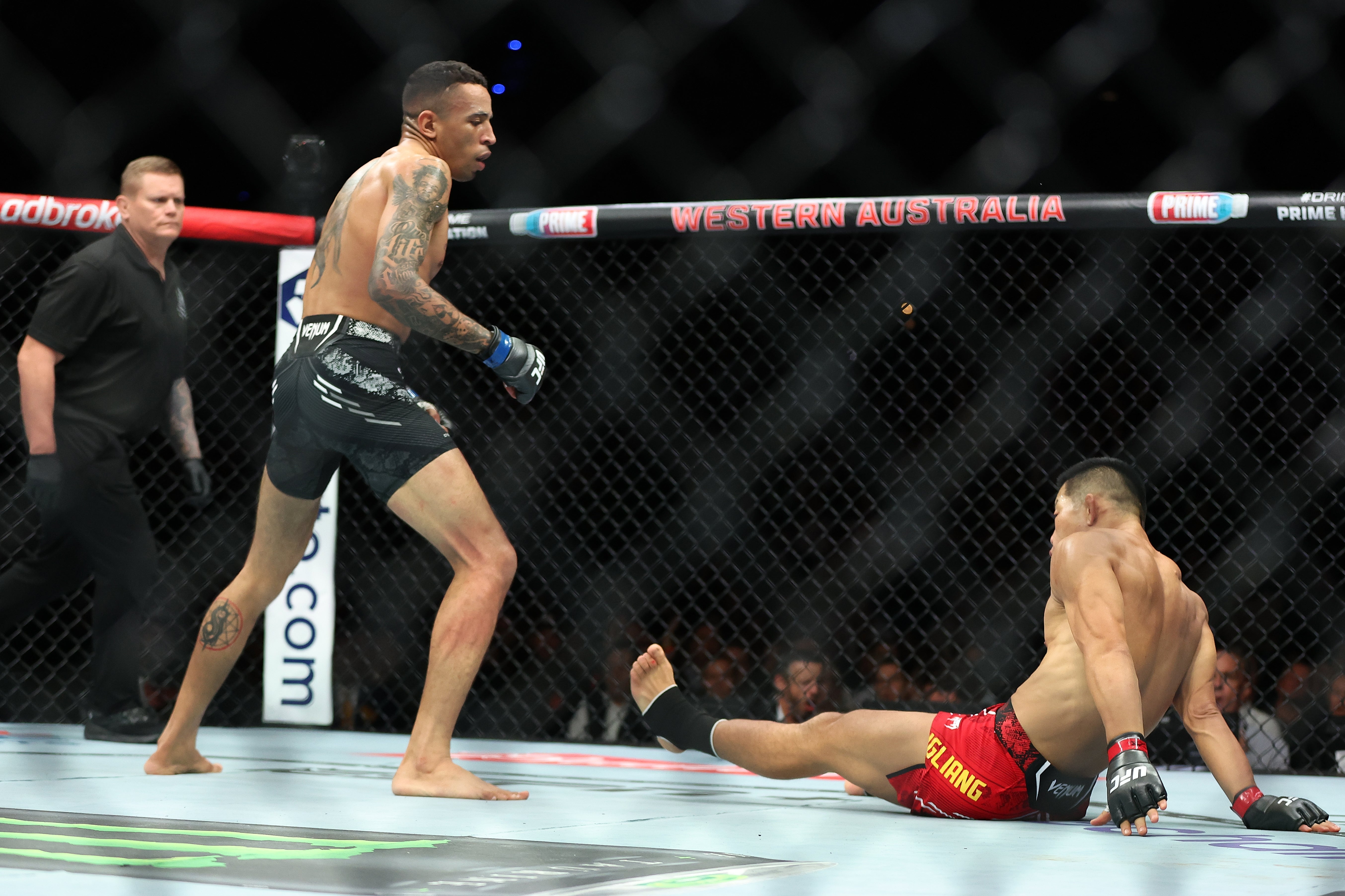 Carlos Prates (left) stopped Li Jingliang in August as part of a long win streak