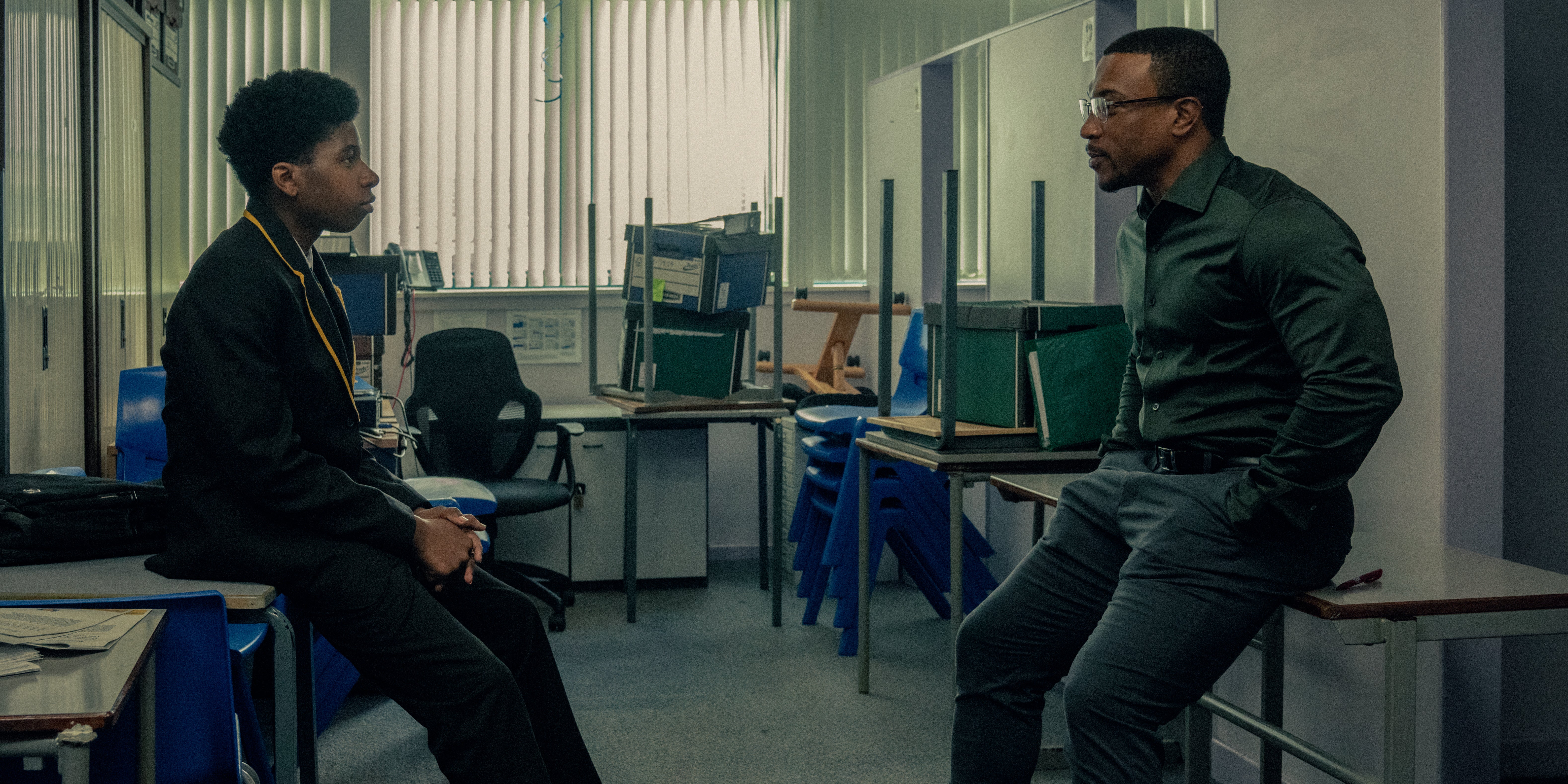 Amari Jayden Bacchus no papel de Adam Pascomb, Ashley Walters como inspetor de detetive, na adolescência