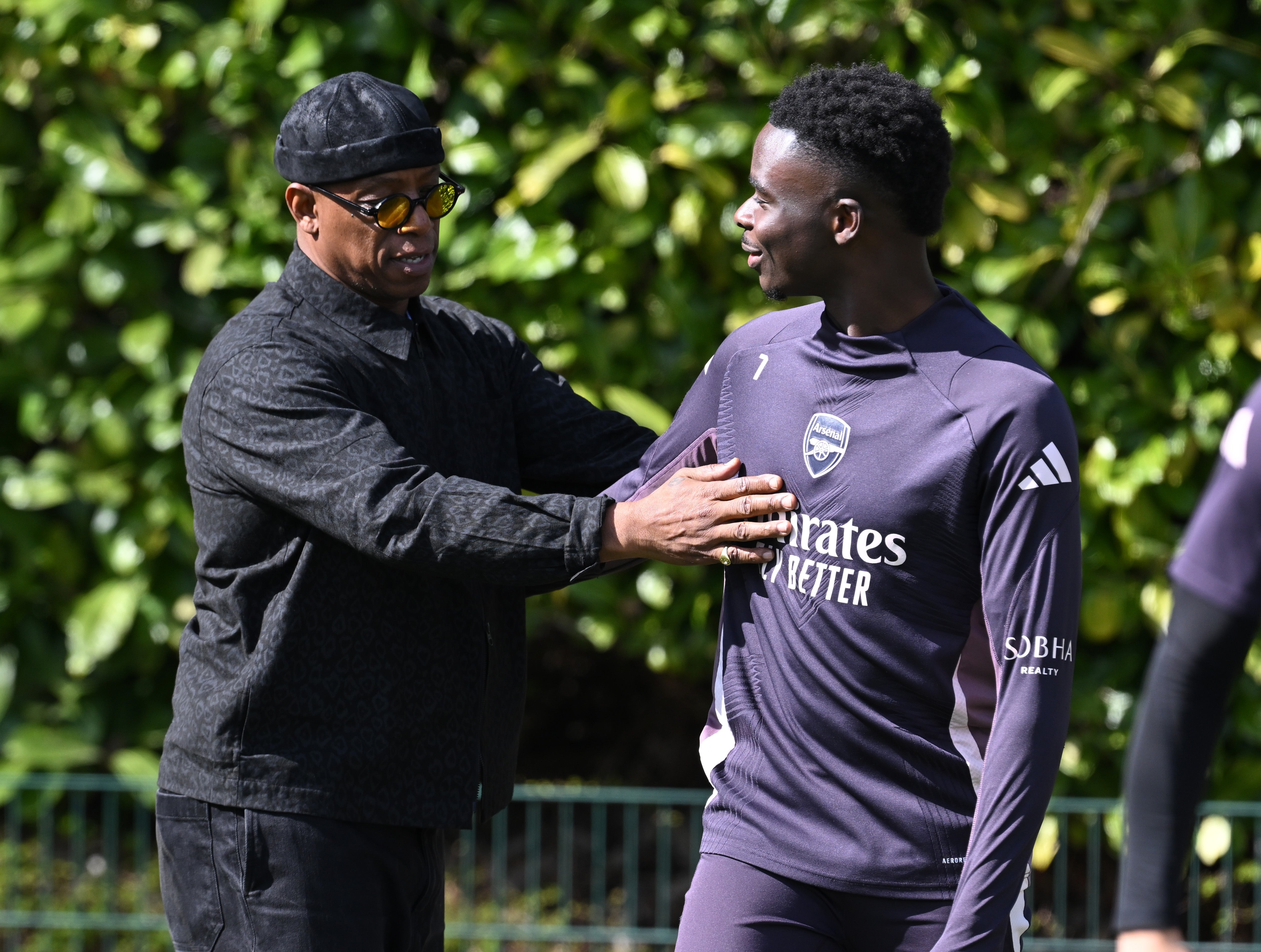 Former player Ian Wright with Arsenal's Bukayo Saka before a training session