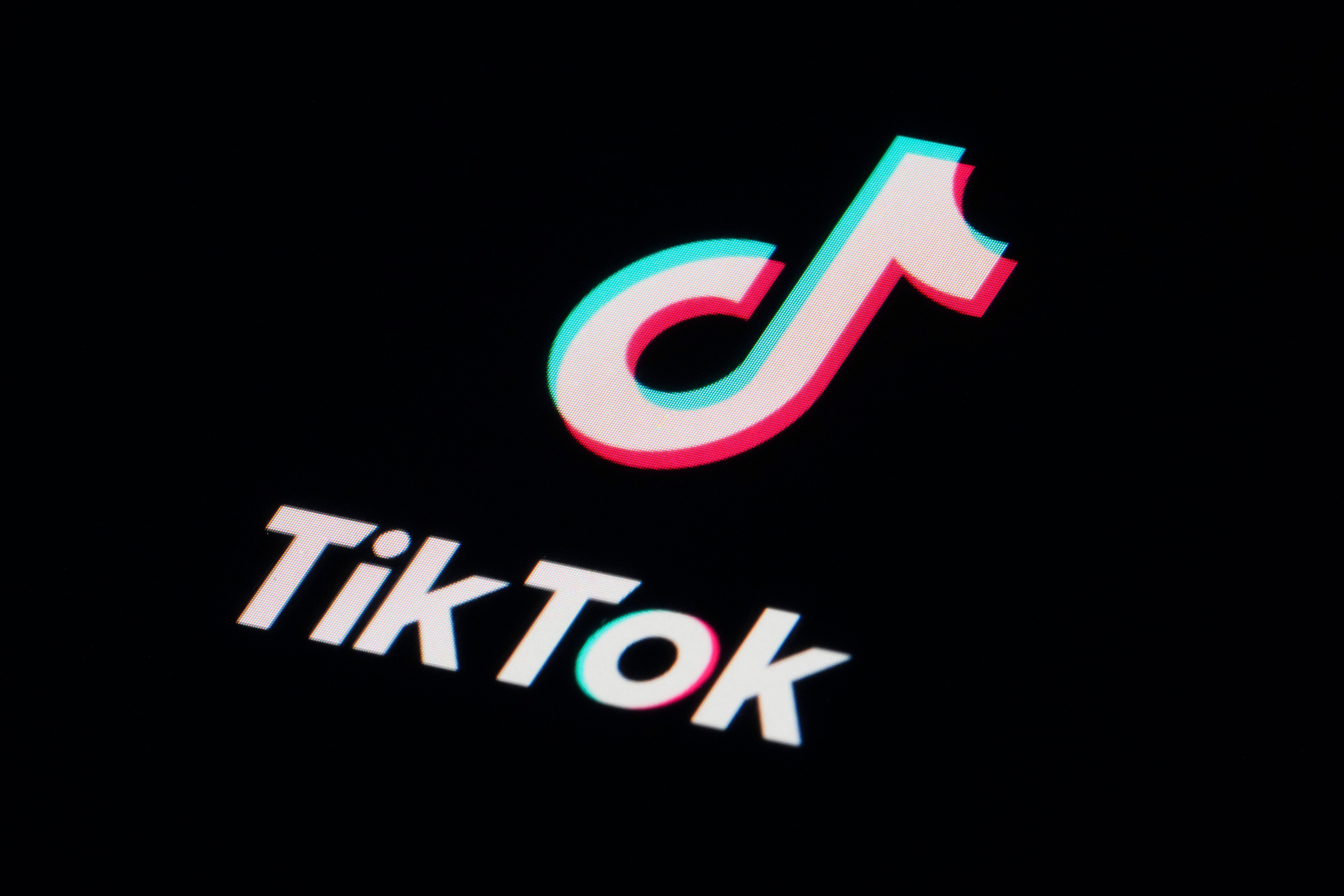 Bidders for TikTok are piling up as the weekend deadline to find a US buyer looms, after Trump doubled down on tariffs