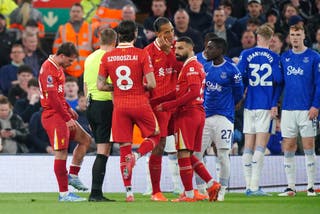 Liverpoolův Alexis Mac Allister (vlevo) hovoří s rozhodčím Samem Barrottem po výzvě Evertona Jamese Tarkowského (Peter Byrne/PA)