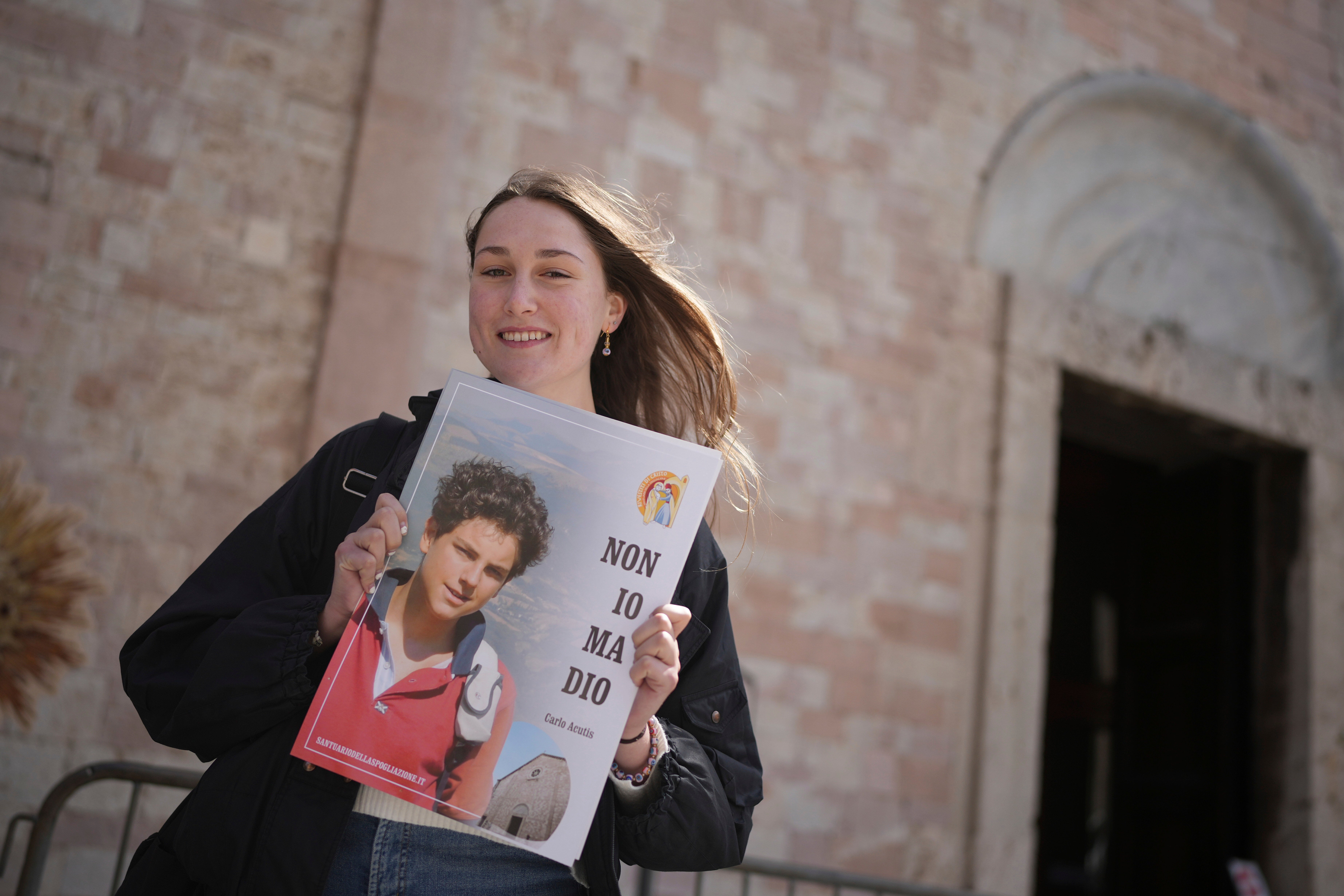 Amelia Simone, an 18 year-old student from Chicago, poses with a picture of Carlo